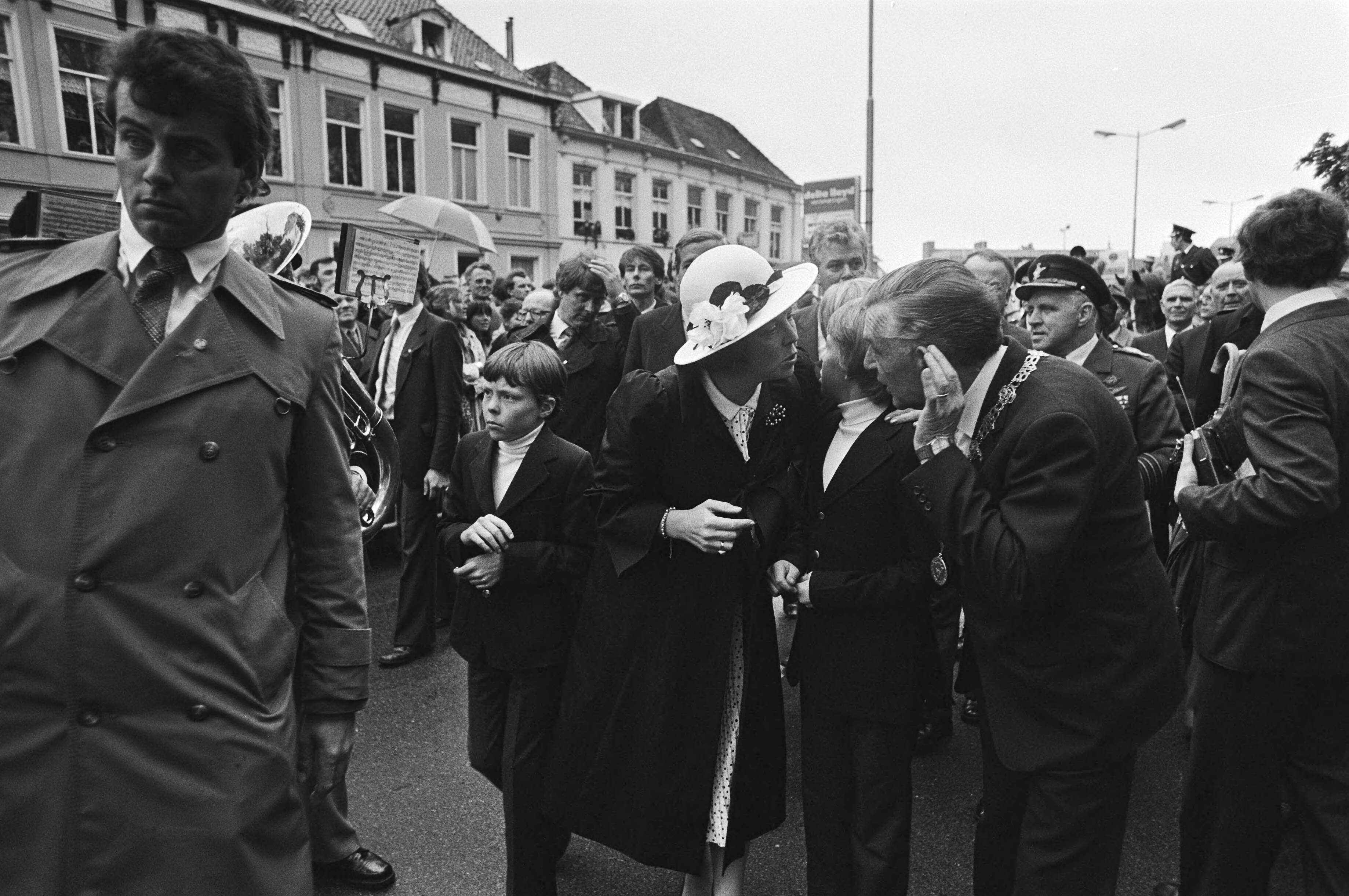 Fotocollectie Anefo — Viering Koninginnedag in Breda, 25 en 26 Prins Claus met ballonnen, 27 en 28 Beatrix fluisterd iemand wat in zijn oor — Foto: Croes, Rob C. / Anefo. Licentie: Set B: Rechtenvrij / Publiek Domein. Bron: Nationaal Archief. http://hdl.handle.net/10648/acfac210-d0b4-102d-bcf8-003048976d84