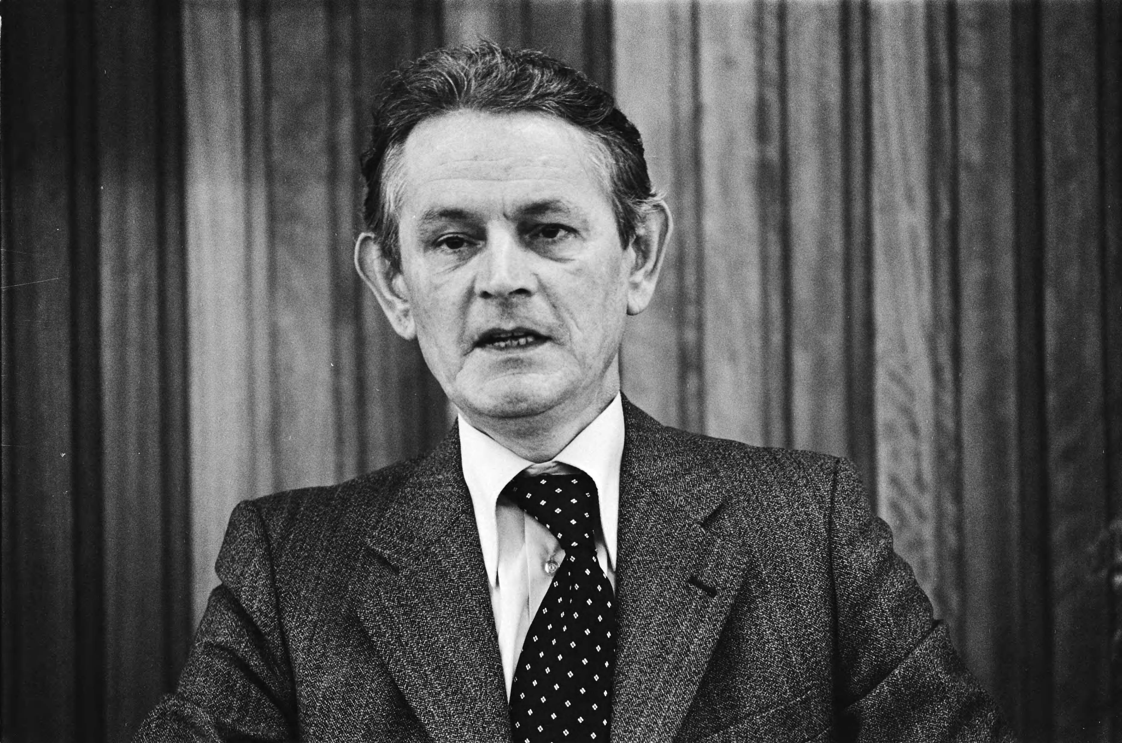 Fotocollectie Anefo — Persconferentie rapport "Een sollicitant is ook een mens" door prof. Hessel ( Den Haag ); prof. dr. W. Hessel aan het woord (koppen) — Foto: Verhoeff, Bert / Anefo. Licentie: Set B: Rechtenvrij / Publiek Domein. Bron: Nationaal Archief. http://hdl.handle.net/10648/acad9242-d0b4-102d-bcf8-003048976d84