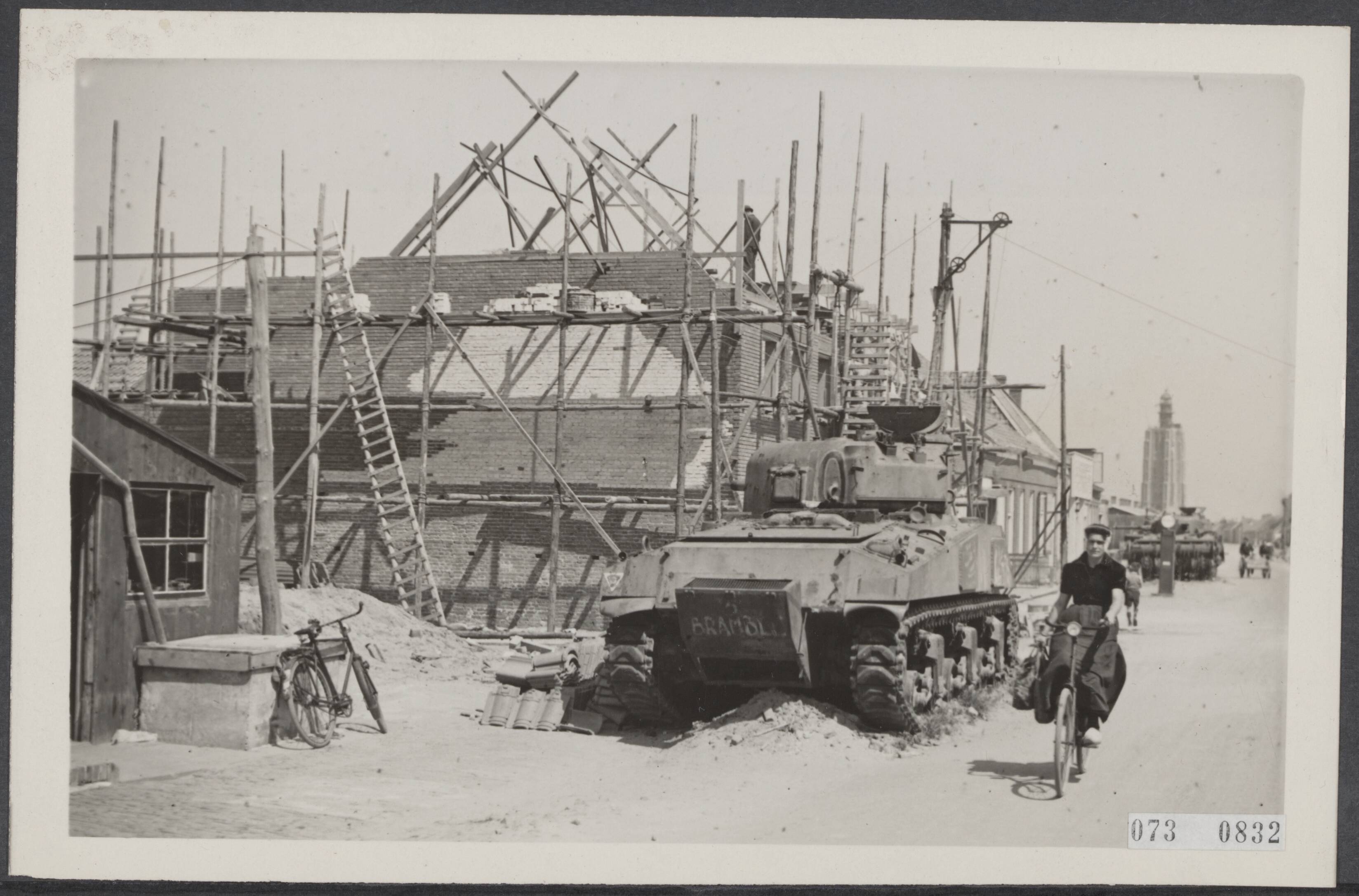 Fotocollectie Elsevier Binnenland — Westkapelle op Walcheren, waar de dijk doorbrak is een van de zwaarst getroffen gemeenten van het eiland. Men is begonnen met de wederopbouw van 32 huizen, welk werk reeds in een vergevorderd stadium verkeert. Op de voorgrond een Engelse tank , daterend van de Engelse landing. Op de achtergrond de vuurtoren van Westkapelle — Foto: ANP / RVD of rechtenvrij. Licentie: Set B: Rechtenvrij / Publiek Domein. Bron: Nationaal Archief. http://hdl.handle.net/10648/ae15e008-d0b4-102d-bcf8-003048976d84