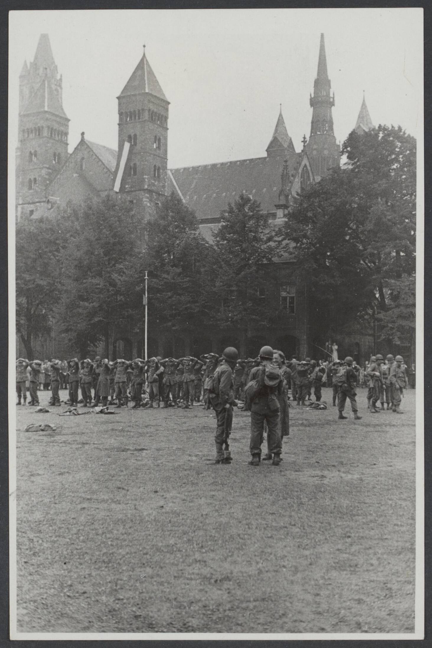 Bevrijding Nederland 1944 [bevat ook foto's uit 1945] — Bevrijding Maastricht 14 september 1944. Op het Vrijthof worden de Duitsers ontwapend — Foto: Onbekend / Publiek Domein of Rechtenvrij. Licentie: Set B: Rechtenvrij / Publiek Domein. Bron: Nationaal Archief. http://hdl.handle.net/10648/eae8b928-b37b-2317-bcba-0ff7f30b638a