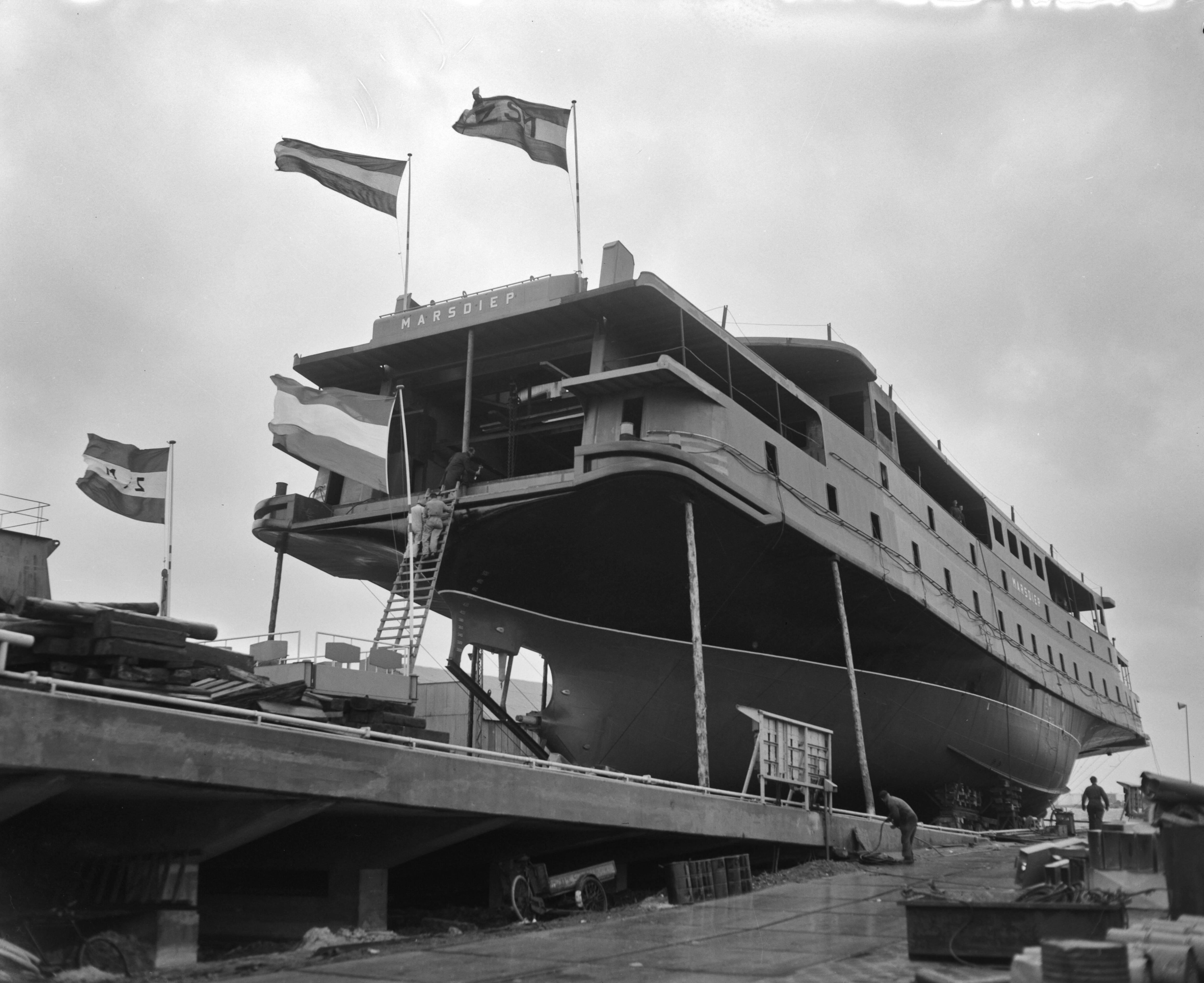 Fotocollectie Anefo — Opdracht Zaanlandse Scheepsbouw Maatschappij. Tewaterlating veerboot "Marsdiep" te Zaandam — Foto: Bilsen, Joop van / Anefo. Licentie: Set B: Rechtenvrij / Publiek Domein. Bron: Nationaal Archief. http://hdl.handle.net/10648/aa363082-d0b4-102d-bcf8-003048976d84
