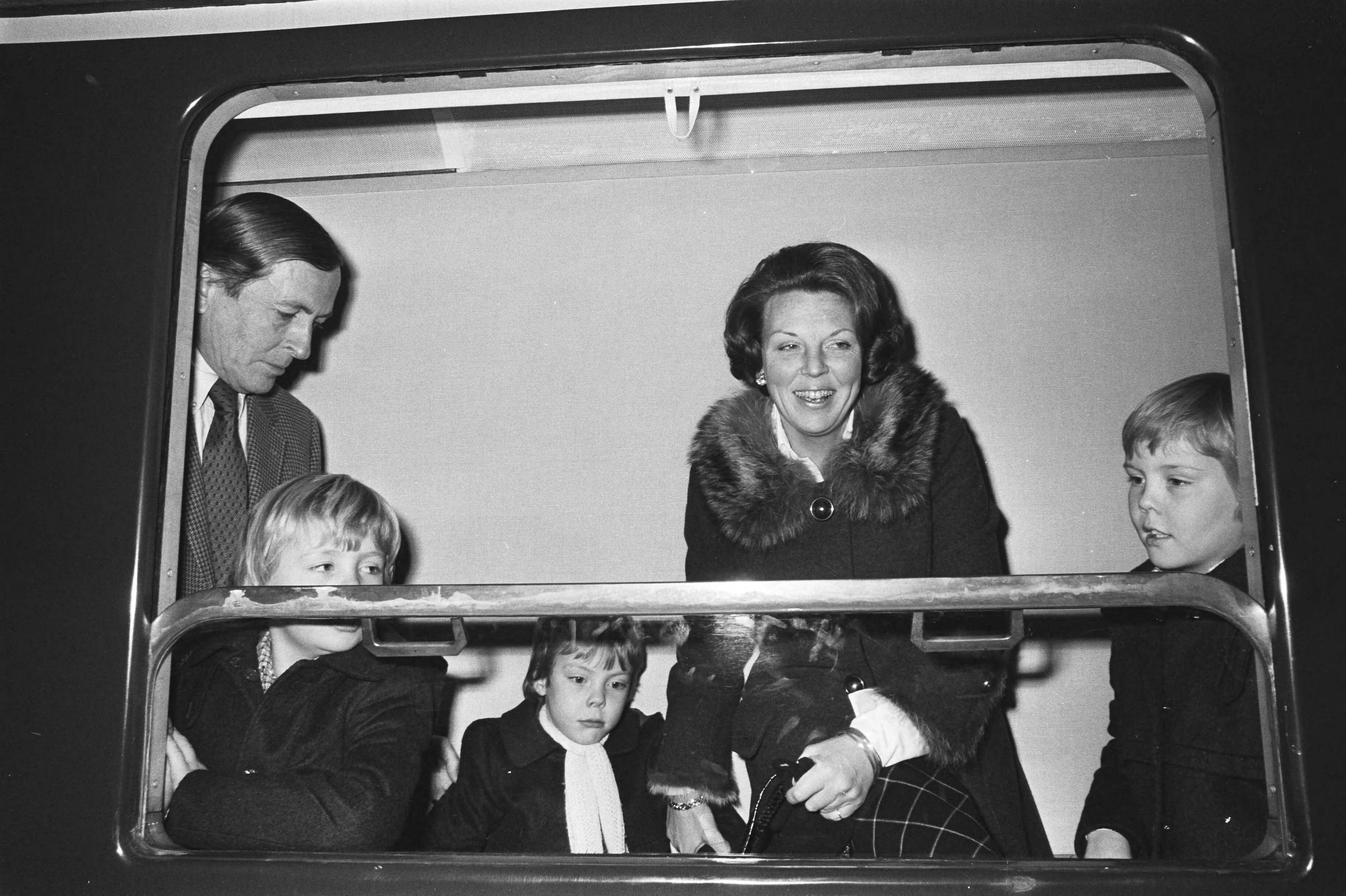 Fotocollectie Anefo — Prinses Beatrix , Prins Claus en kinderen naar Lech vertrokken vanaf station Baarn — Foto: Verhoeff, Bert / Anefo. Licentie: Set B: Rechtenvrij / Publiek Domein. Bron: Nationaal Archief. http://hdl.handle.net/10648/ac92ac0c-d0b4-102d-bcf8-003048976d84