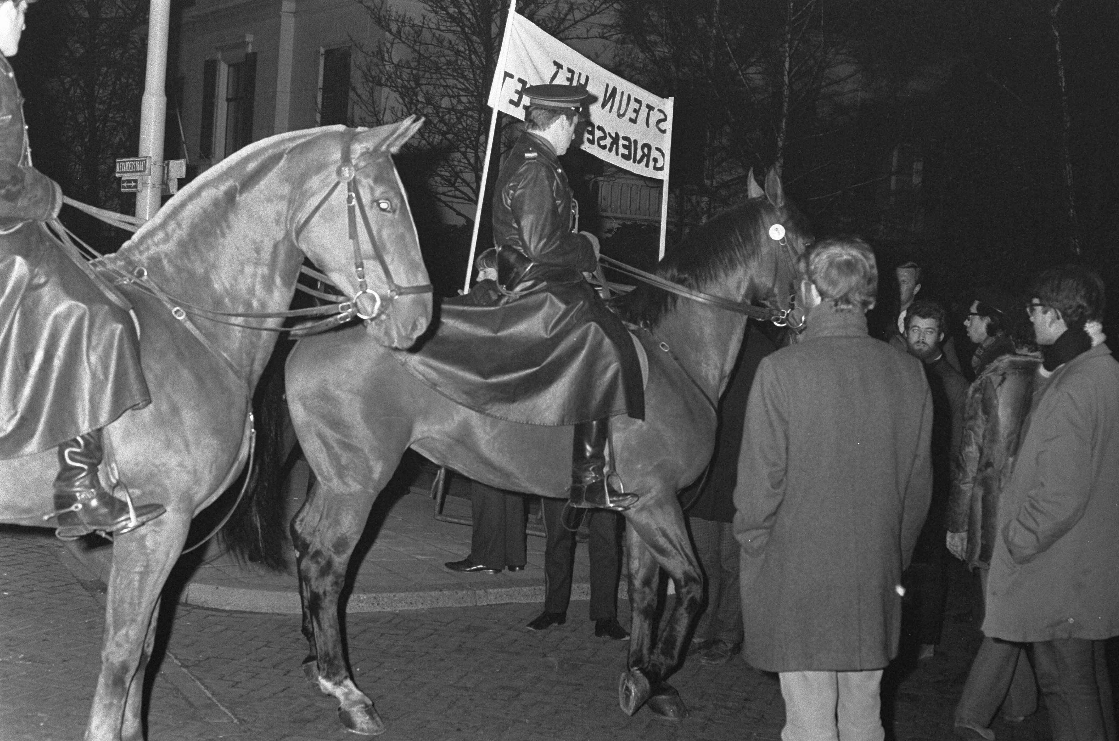 Fotocollectie Anefo — Demonstratie van plusminus 500 jongeren tegen bewind in Griekenland te Den Haag met politie te paard — Foto: Verhoeff, Bert / Anefo. Licentie: Set B: Rechtenvrij / Publiek Domein. Bron: Nationaal Archief. http://hdl.handle.net/10648/ab661210-d0b4-102d-bcf8-003048976d84