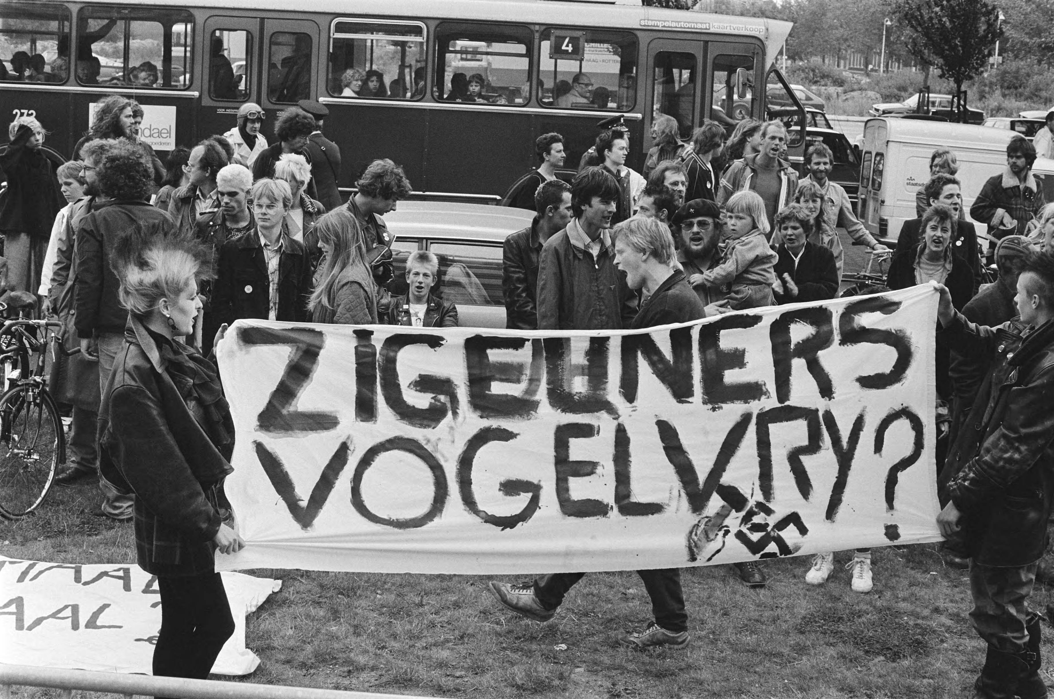 Fotocollectie Anefo — Demonstratie in Den Haag voor de zigeuners; demonstrati met o.a. spandoek "Zigeuners vogelvrij?" — Foto: Bogaerts, Rob / Anefo. Licentie: Set B: Rechtenvrij / Publiek Domein. Bron: Nationaal Archief. http://hdl.handle.net/10648/ad005bf8-d0b4-102d-bcf8-003048976d84