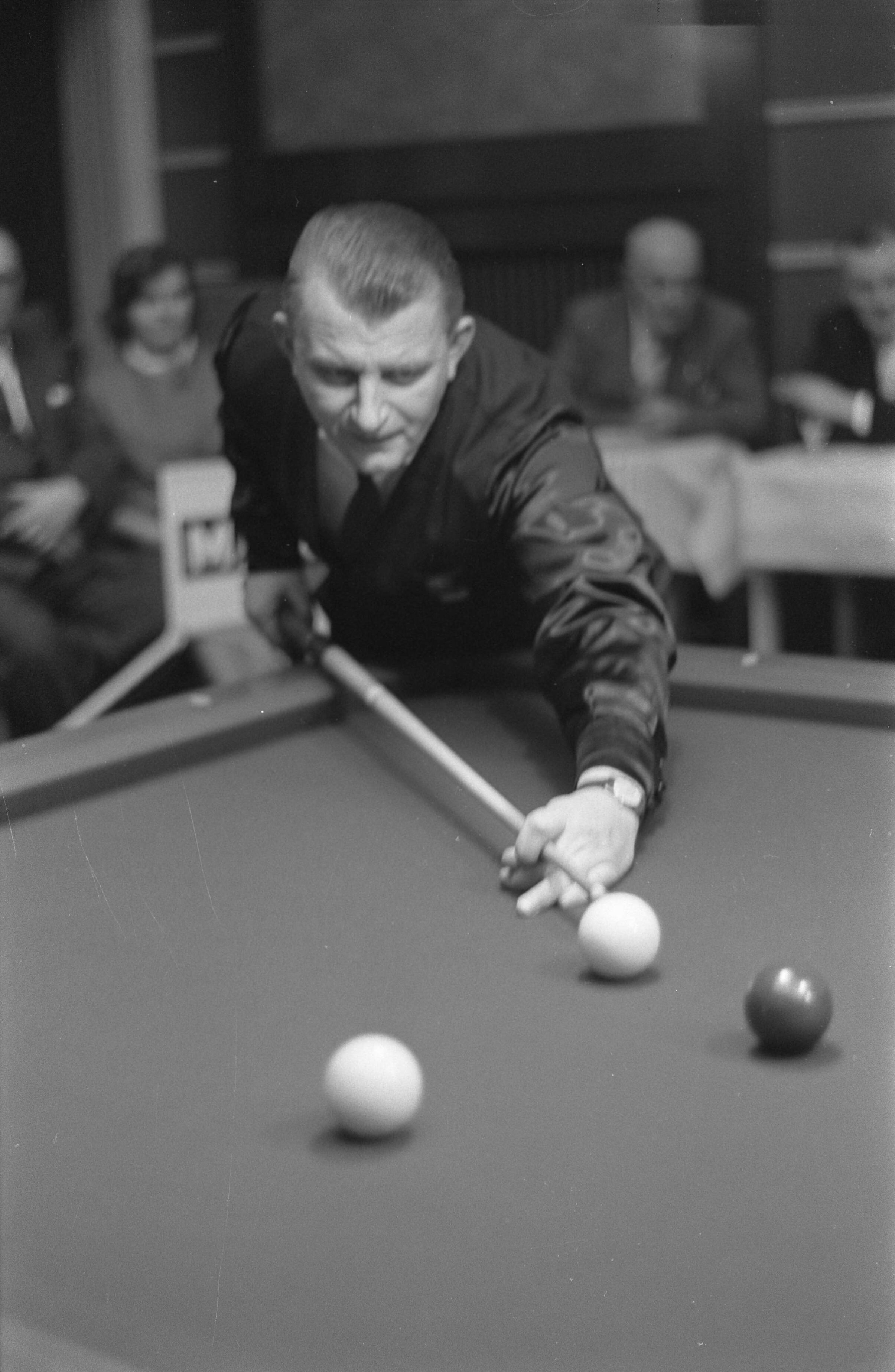 Kampioenschap van Nederlandse Ereklasse Driebanden in Hof van Holland te Hilversum — Nederlands kampioenschap Ereklasse Driebanden in het Hof van Holland te Hilversum begonnen. Herman Popeijus aan stoot — Foto: Fotograaf Onbekend / Anefo. Licentie: Set B: Rechtenvrij / Publiek Domein. Bron: Nationaal Archief. http://hdl.handle.net/10648/aa2abe5a-d0b4-102d-bcf8-003048976d84