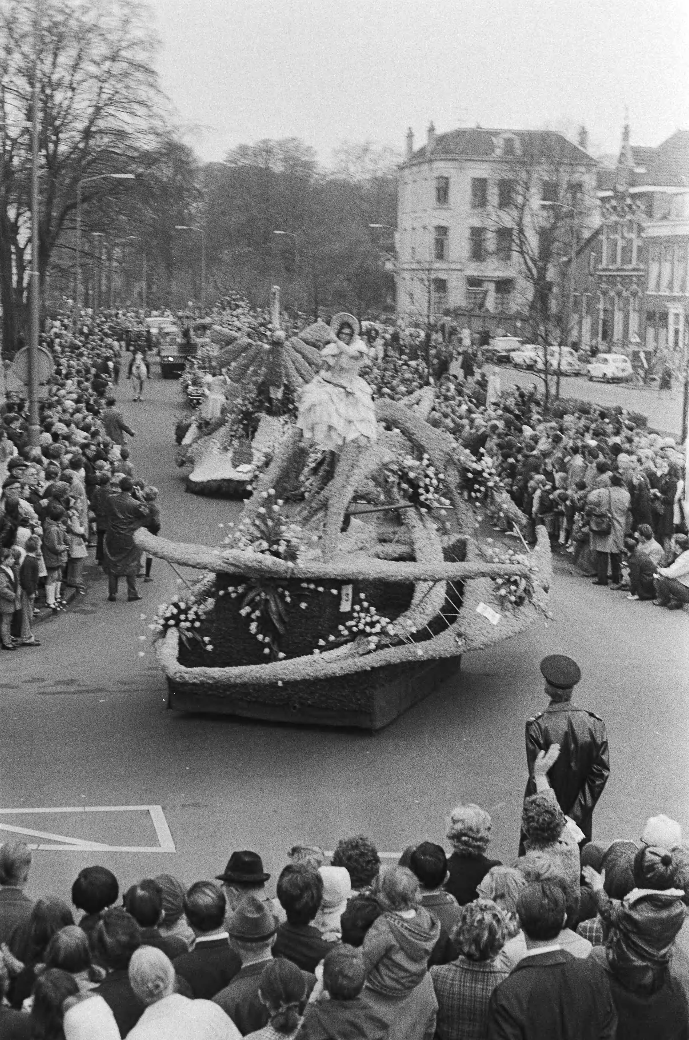 Bloemencorso in Haarlem — Praalwagens — Foto: Fotograaf Onbekend / Anefo. Licentie: Set B: Rechtenvrij / Publiek Domein. Bron: Nationaal Archief. http://hdl.handle.net/10648/abbca56c-d0b4-102d-bcf8-003048976d84