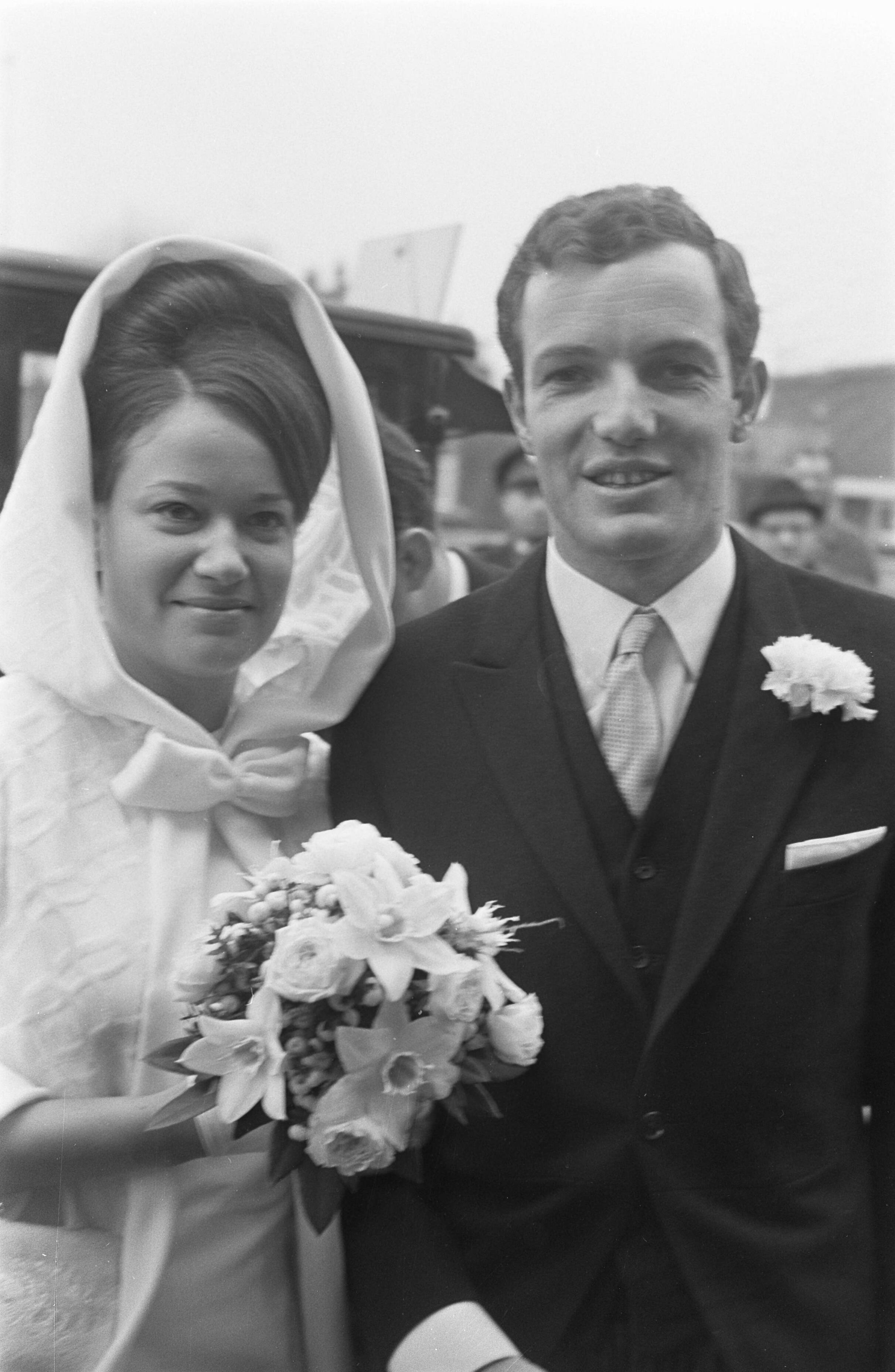 Fotocollectie Anefo — Huwelijk Tom Okker met Annemarie Wanschers te Hazerswoude — Foto: Evers, Joost / Anefo. Licentie: Set B: Rechtenvrij / Publiek Domein. Bron: Nationaal Archief. http://hdl.handle.net/10648/ab58f8be-d0b4-102d-bcf8-003048976d84