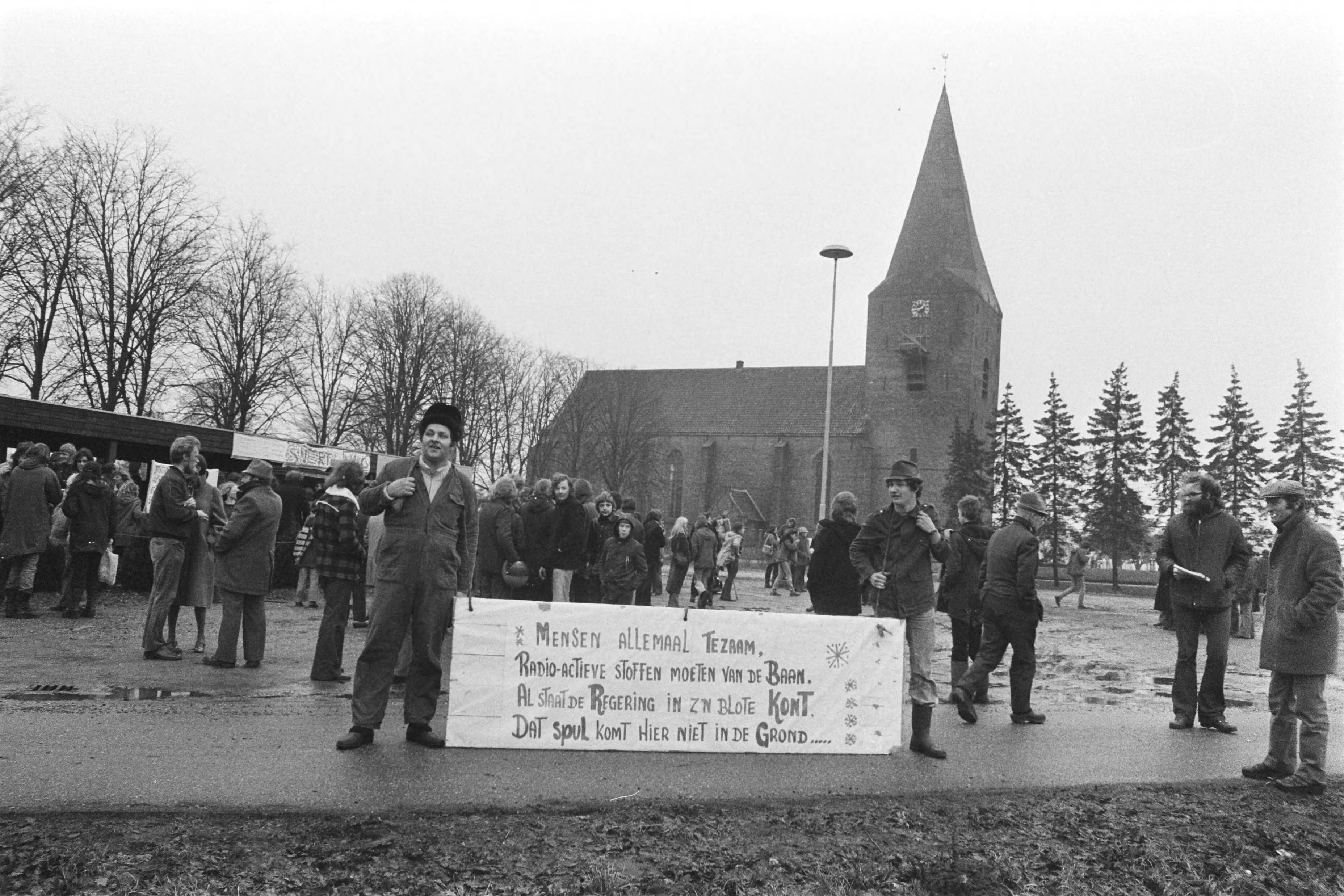 Fotocollectie Anefo — Manifestatie tegen plannen opslaan atoomafval in Onstwedde Groningen; demonstranten bijeen in Onstwedde — Foto: Bogaerts, Rob / Anefo. Licentie: Set B: Rechtenvrij / Publiek Domein. Bron: Nationaal Archief. http://hdl.handle.net/10648/ac951db6-d0b4-102d-bcf8-003048976d84