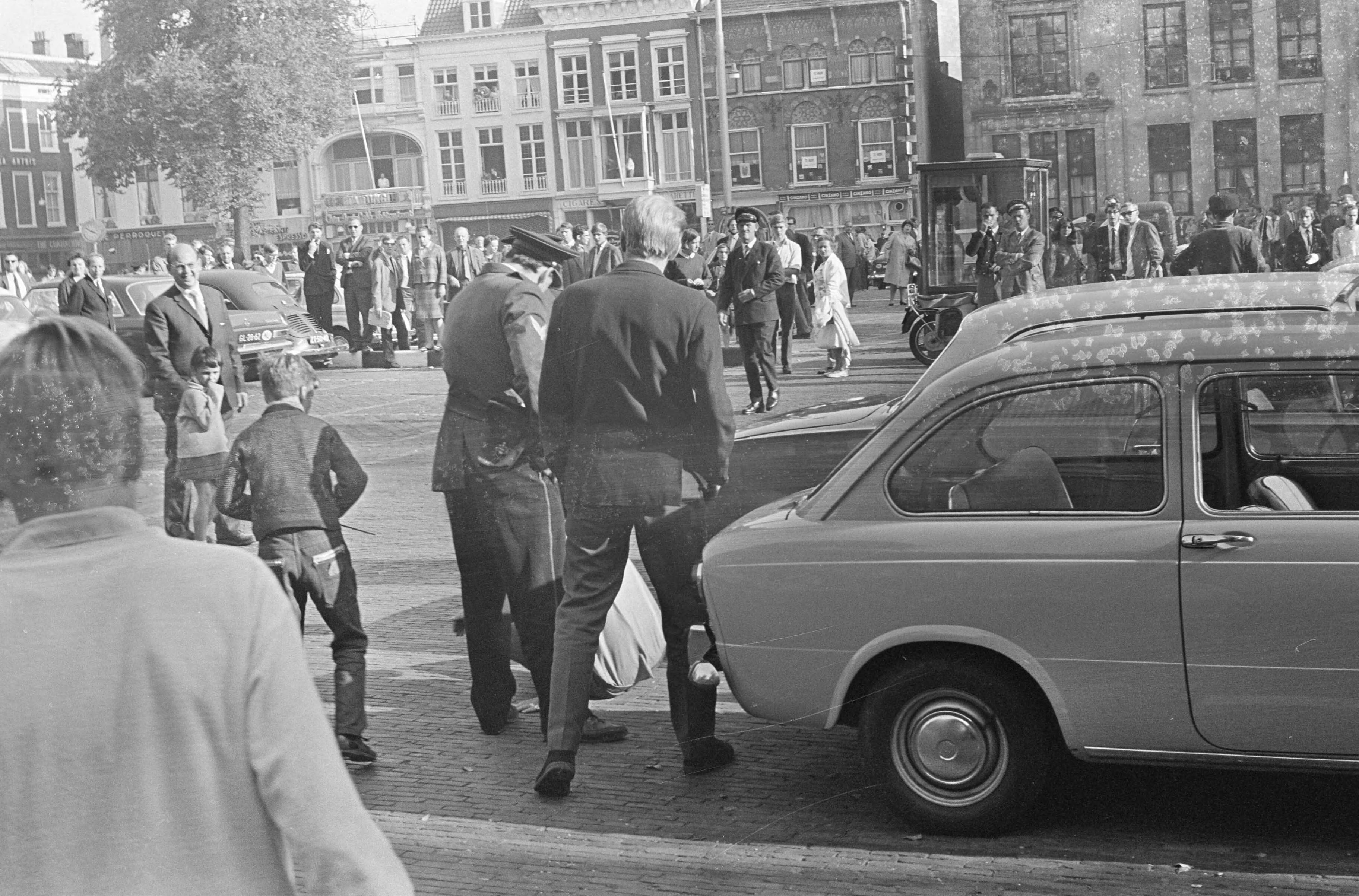 Protesterende Amsterdamse Provo's tijdens Prinsjesdag 1966 in Den Haag — Rellen in de Haagse binnenstad — Foto: Fotograaf Onbekend / Anefo. Licentie: Set B: Rechtenvrij / Publiek Domein. Bron: Nationaal Archief. http://hdl.handle.net/10648/aafd478a-d0b4-102d-bcf8-003048976d84