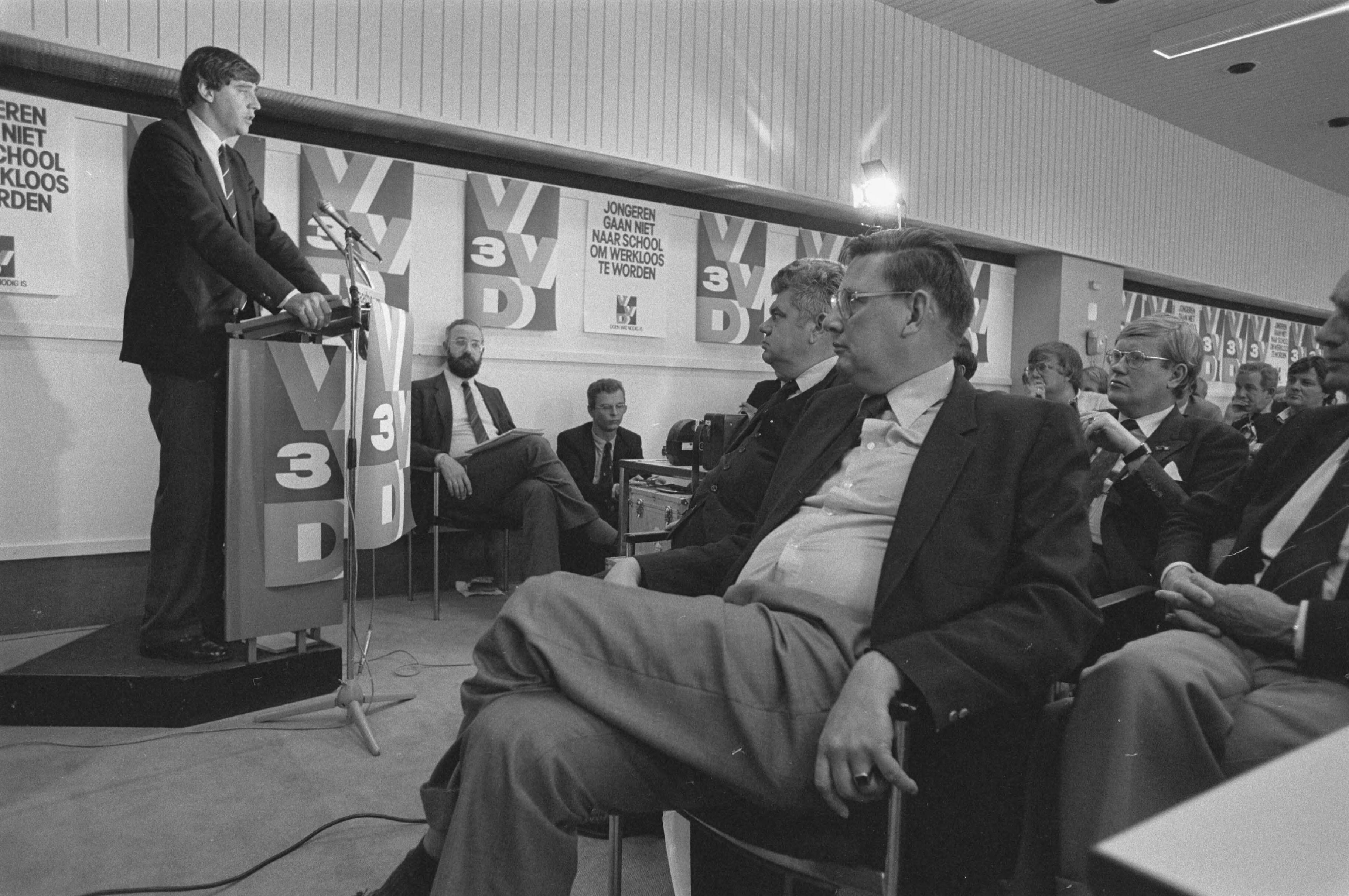 Fotocollectie Anefo — Partijraad VVD in Utrecht bijeen; v.l.n.r. Nijpels aan het woord, Vonhoff (CdK, Groningen) Van Aardenne , (EZ) en Wiegel — Foto: Bogaerts, Rob / Anefo. Licentie: Set B: Rechtenvrij / Publiek Domein. Bron: Nationaal Archief. http://hdl.handle.net/10648/ad3d69f8-d0b4-102d-bcf8-003048976d84
