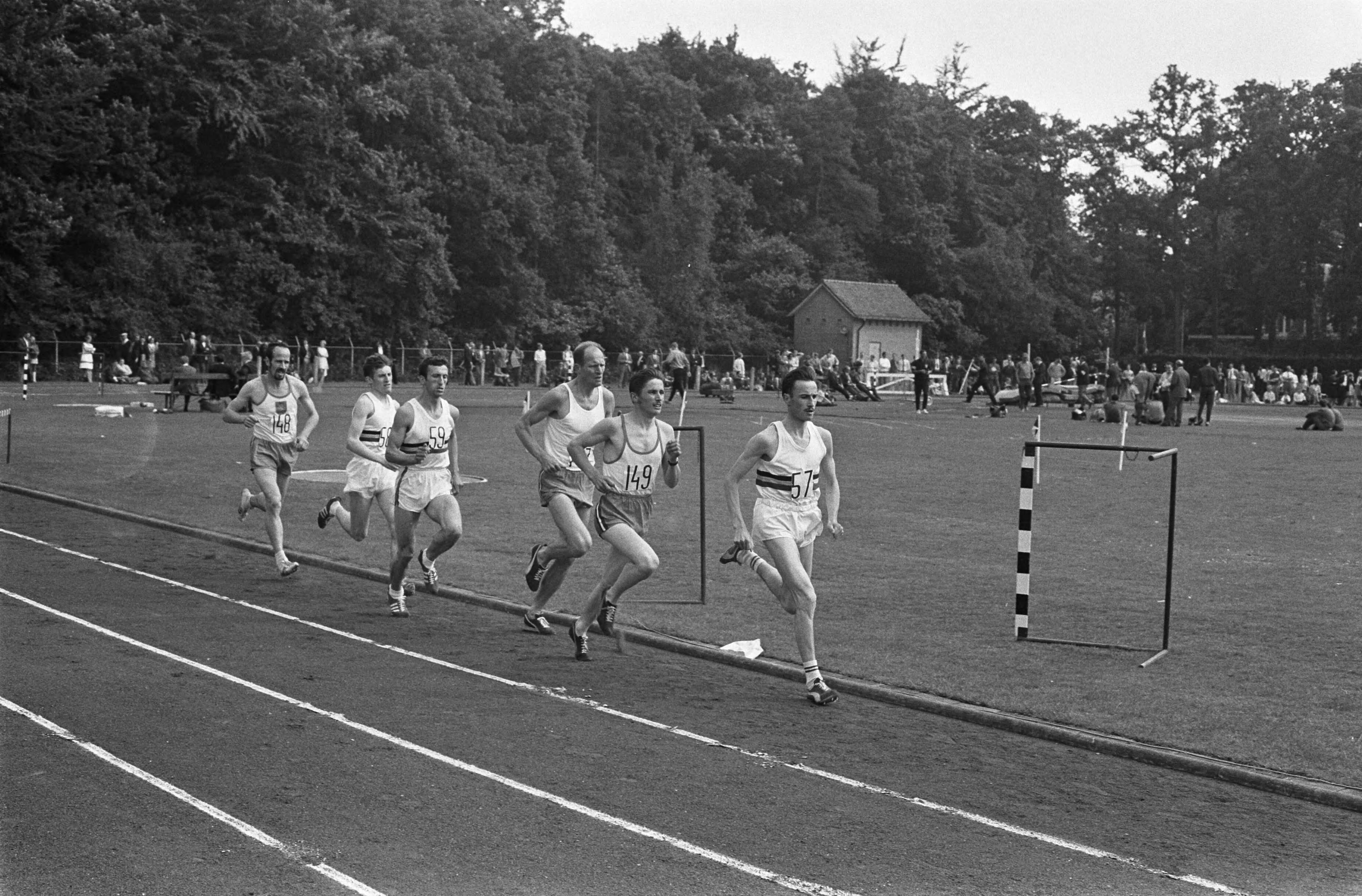 Atletiekinterland Nederland - België — Estafettelopers in actie — Foto: Fotograaf Onbekend / Anefo. Licentie: Set B: Rechtenvrij / Publiek Domein. Bron: Nationaal Archief. http://hdl.handle.net/10648/ab70fdce-d0b4-102d-bcf8-003048976d84