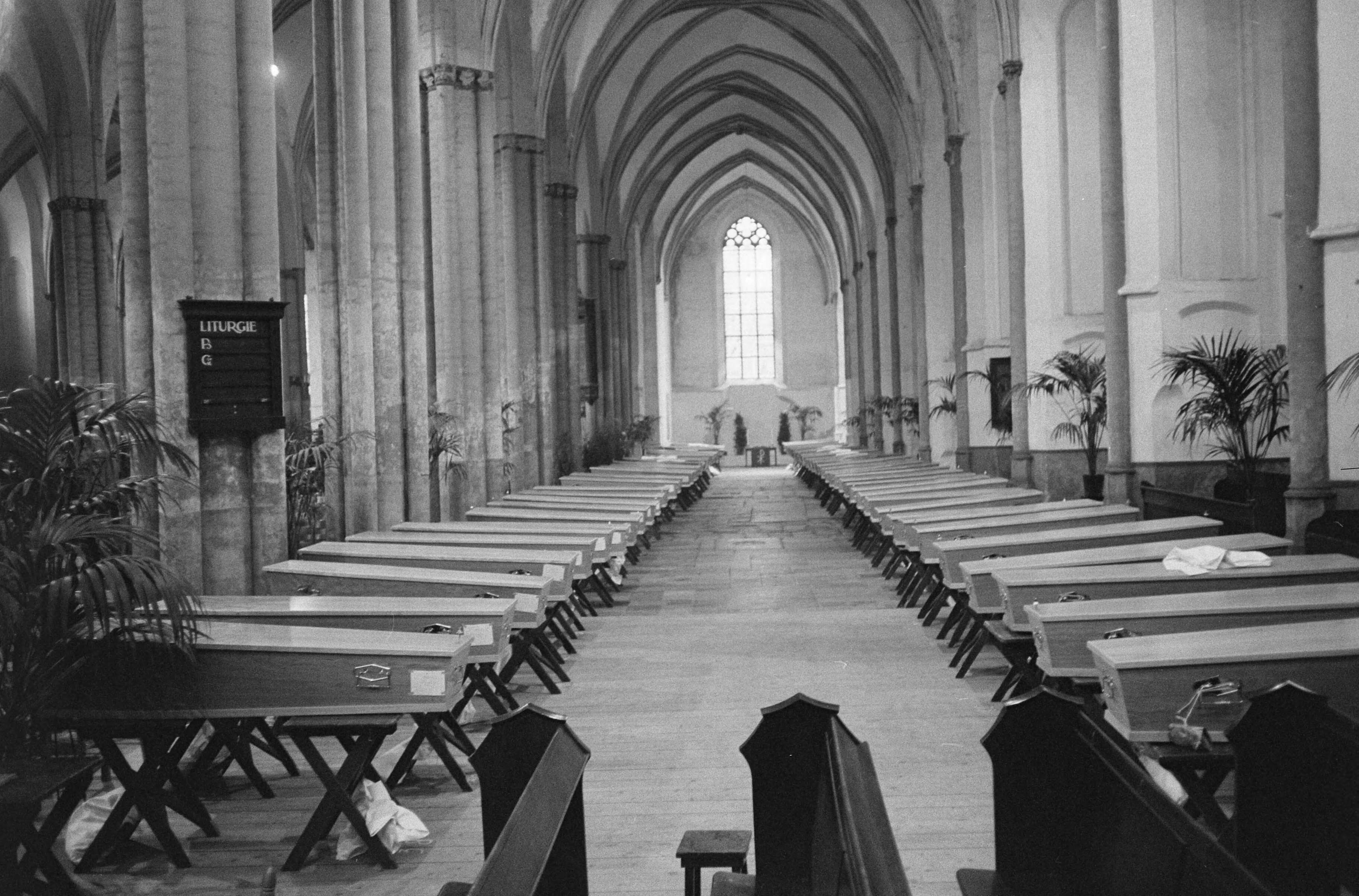 Treinramp bij Harmelen (1962) — Treinramp te Harmelen. Chapelle Ardente in de Buurkerk in Utrecht — Foto: Pot, Harry / Anefo. Licentie: Set B: Rechtenvrij / Publiek Domein. Bron: Nationaal Archief. http://hdl.handle.net/10648/a9f3a06e-d0b4-102d-bcf8-003048976d84