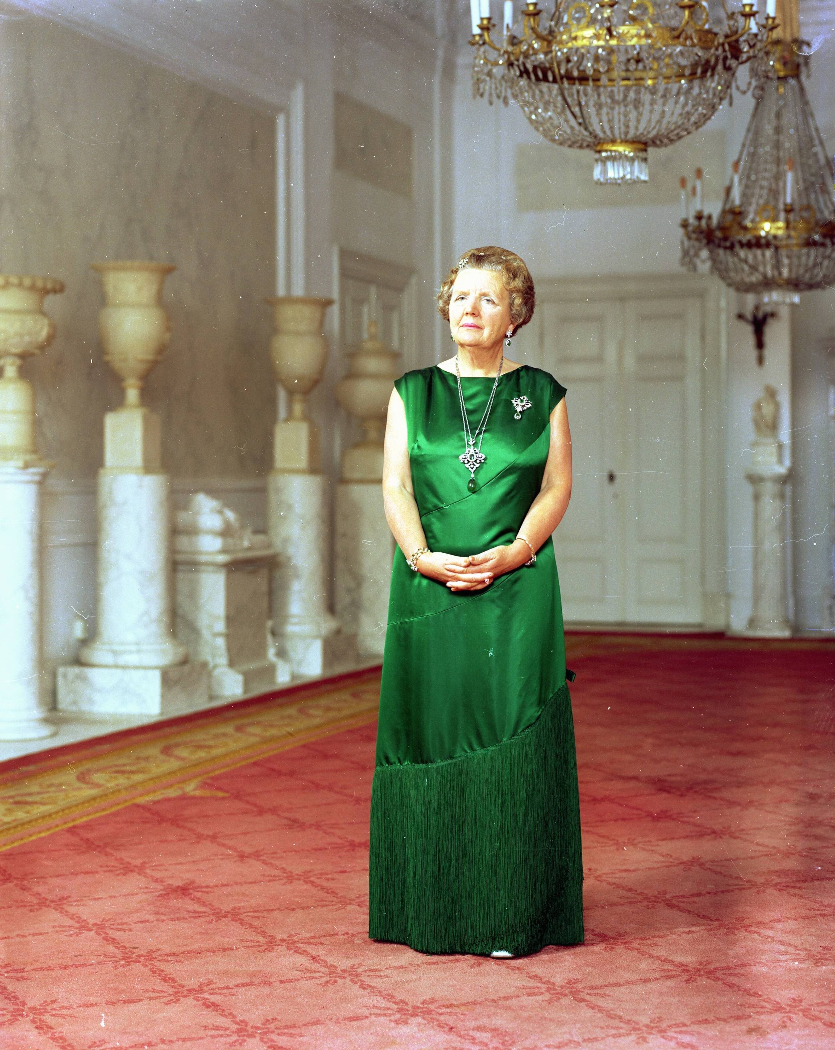 Fotocollectie RVD / Koninklijk Huis — Koningin Juliana, staande in paleis Soestdijk, 1971 — Foto: Koot, Max / RVD. Licentie: Set B: Rechtenvrij / Publiek Domein. Bron: Nationaal Archief. http://hdl.handle.net/10648/afb48072-d0b4-102d-bcf8-003048976d84