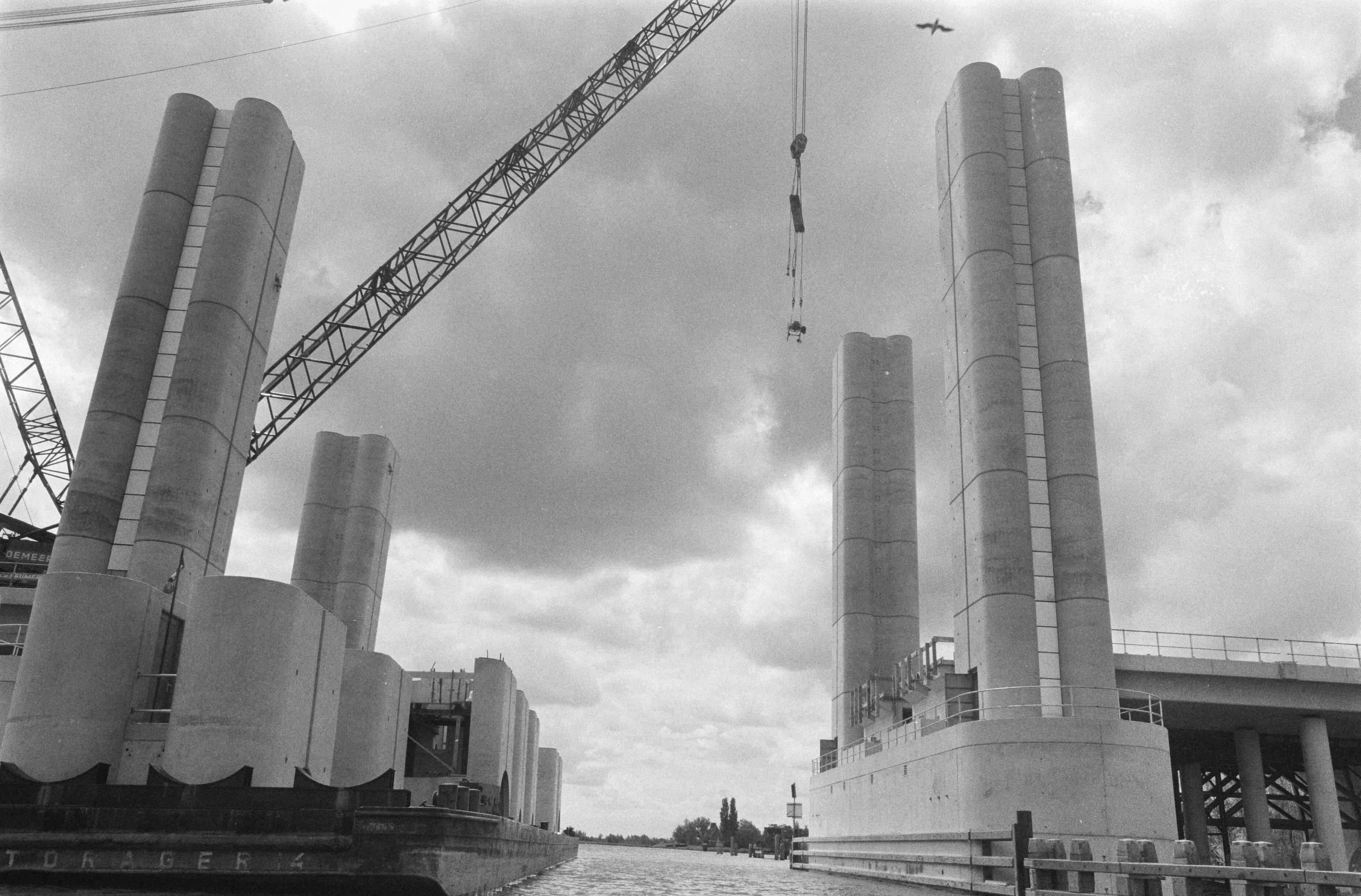 Bouw hooftorens voor spoorbrug over de Gouwe — Zuid-Holland|Gouda|spoorbruggen — Foto: Croes, Rob C. / Anefo. Licentie: Set B: Rechtenvrij / Publiek Domein. Bron: Nationaal Archief. http://hdl.handle.net/10648/ad732412-d0b4-102d-bcf8-003048976d84