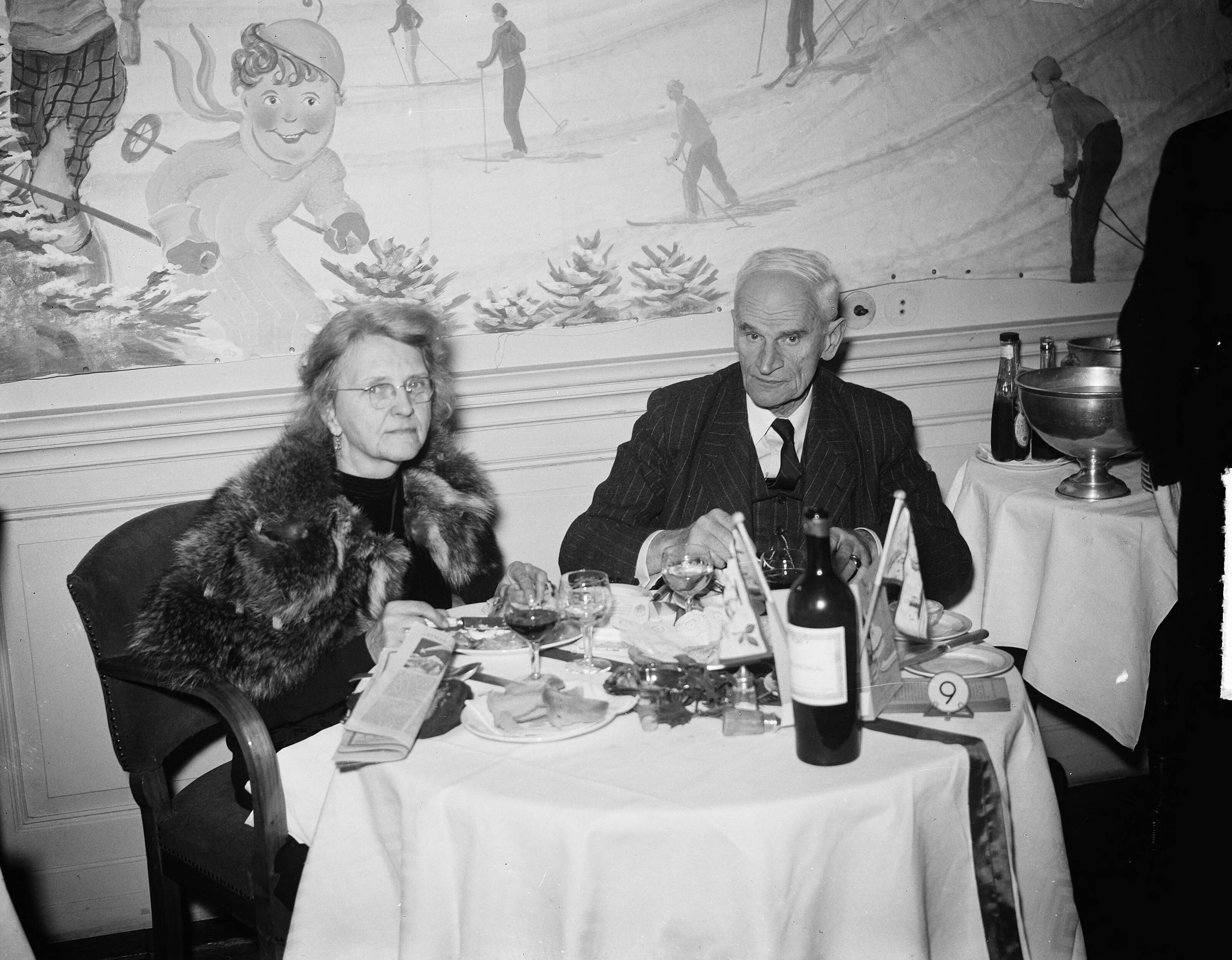 Fotocollectie Anefo — Kerstdiner mevrouw Rooselaar Amstel 194. Groepje diner Pays Bas te Utrecht — Foto: Averink, […] / Anefo. Licentie: Set B: Rechtenvrij / Publiek Domein. Bron: Nationaal Archief. http://hdl.handle.net/10648/a8c1b14a-d0b4-102d-bcf8-003048976d84