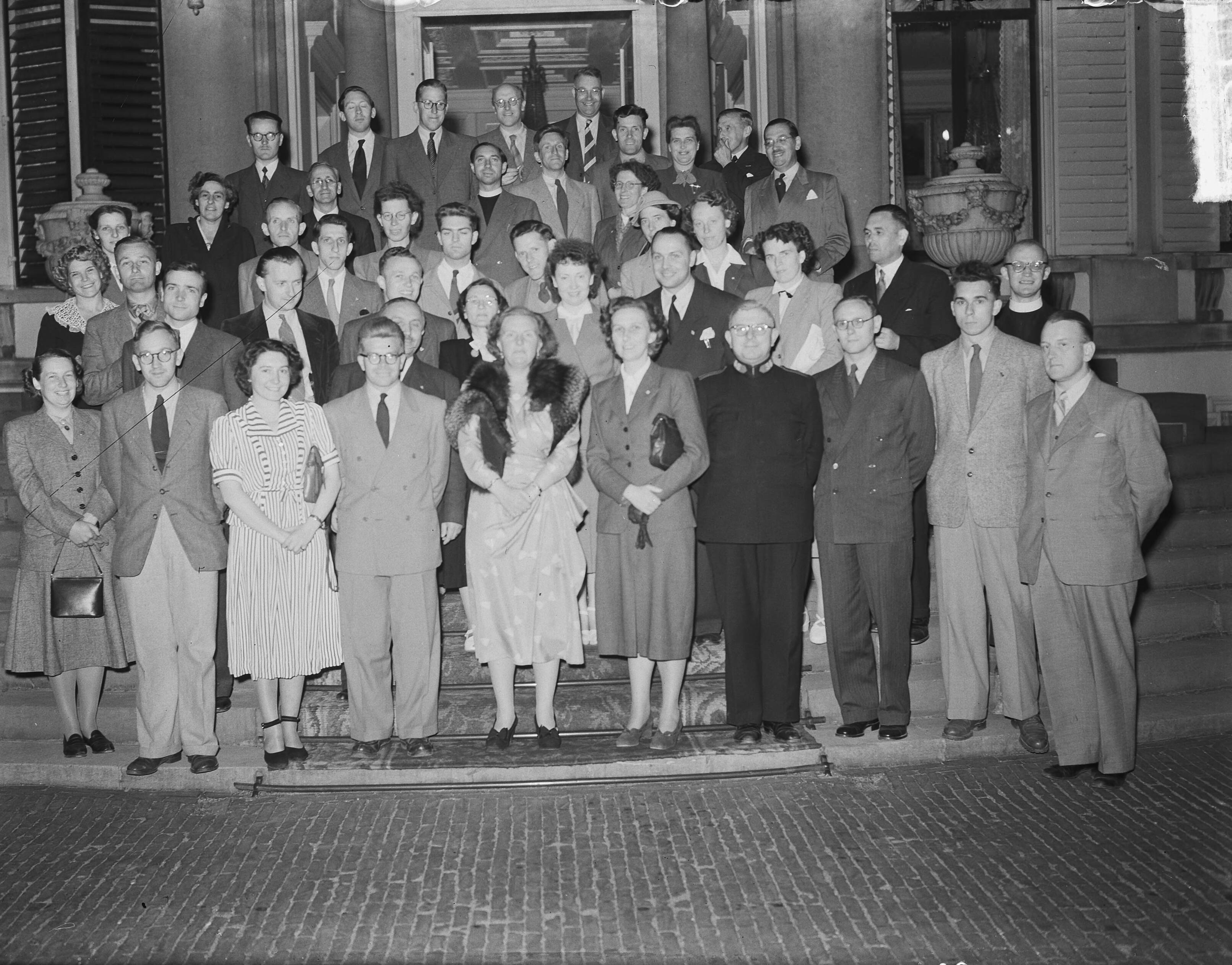 Fotocollectie Anefo — Ontvangst op paleis Soestdijk van deelnemers aan de Internationale Conferentie van Jeugdleiders uit de landen van het West-Europese Pact dat wordt gehouden in Baarn. Koningin Juliana poseert met de groep — Foto: Bilsen, Joop van / Anefo. Licentie: Set B: Rechtenvrij / Publiek Domein. Bron: Nationaal Archief. http://hdl.handle.net/10648/a8d9e8a0-d0b4-102d-bcf8-003048976d84