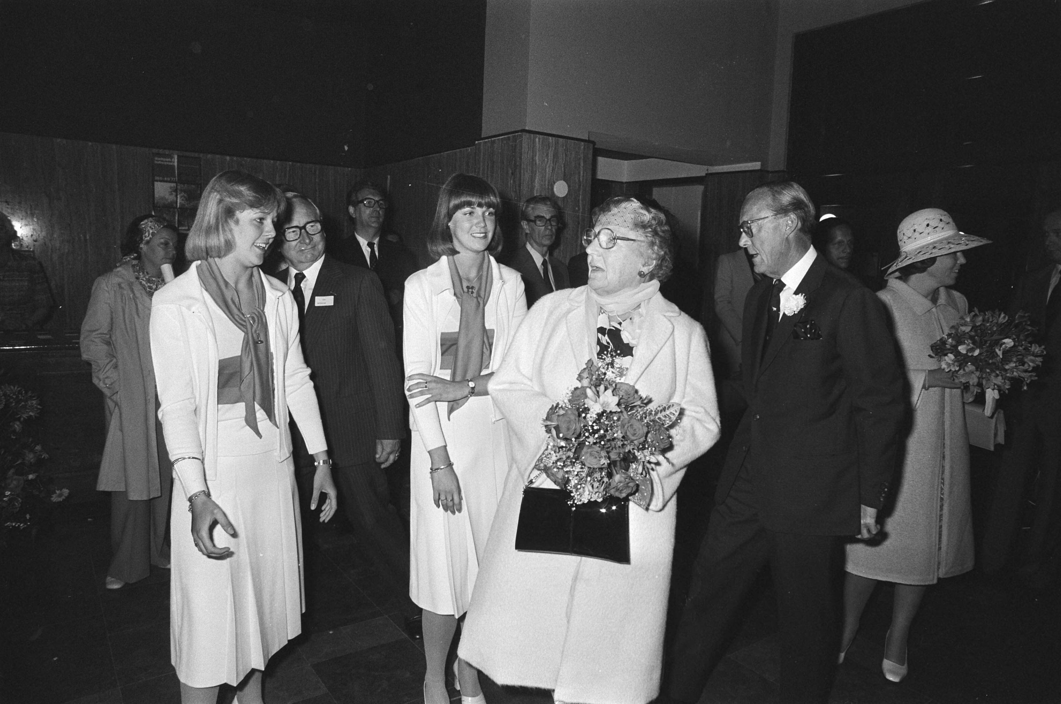 Fotocollectie Anefo — Viering 200-jarig bestaan Nederlandse Mij voor Nijverheid en Handel in Concertgebouw te Haarlem; vlnr HM, Bernhard en Beatrix — Foto: Suyk, Koen / Anefo. Licentie: Set B: Rechtenvrij / Publiek Domein. Bron: Nationaal Archief. http://hdl.handle.net/10648/ac9d8992-d0b4-102d-bcf8-003048976d84