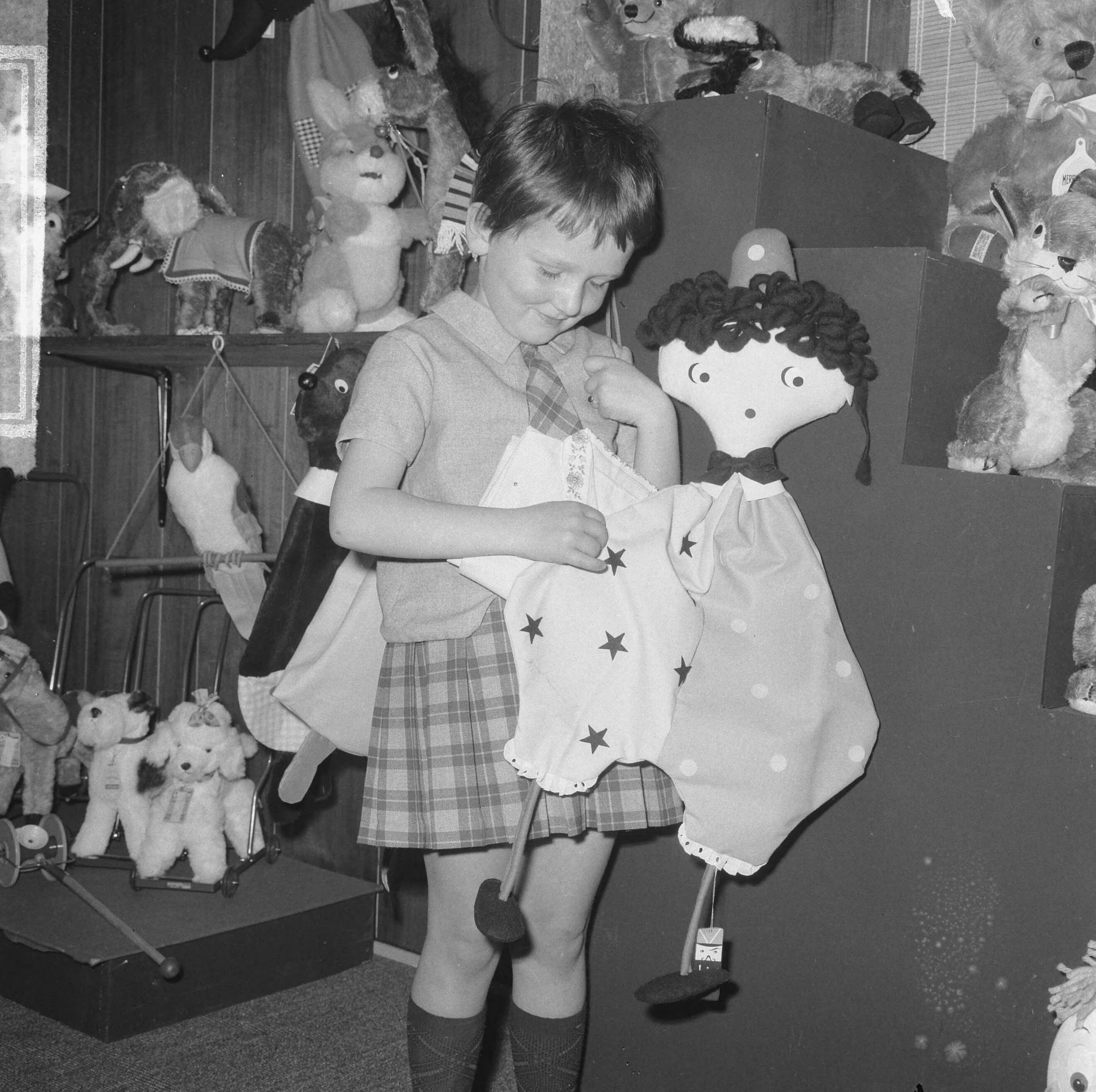 Fotocollectie Anefo — Nederlandse baby- en kleutervakbeurs in Hilversum, pyama-opbergpop — Foto: Nijs, Jac. de / Anefo. Licentie: Set B: Rechtenvrij / Publiek Domein. Bron: Nationaal Archief. http://hdl.handle.net/10648/aa9d7bf2-d0b4-102d-bcf8-003048976d84