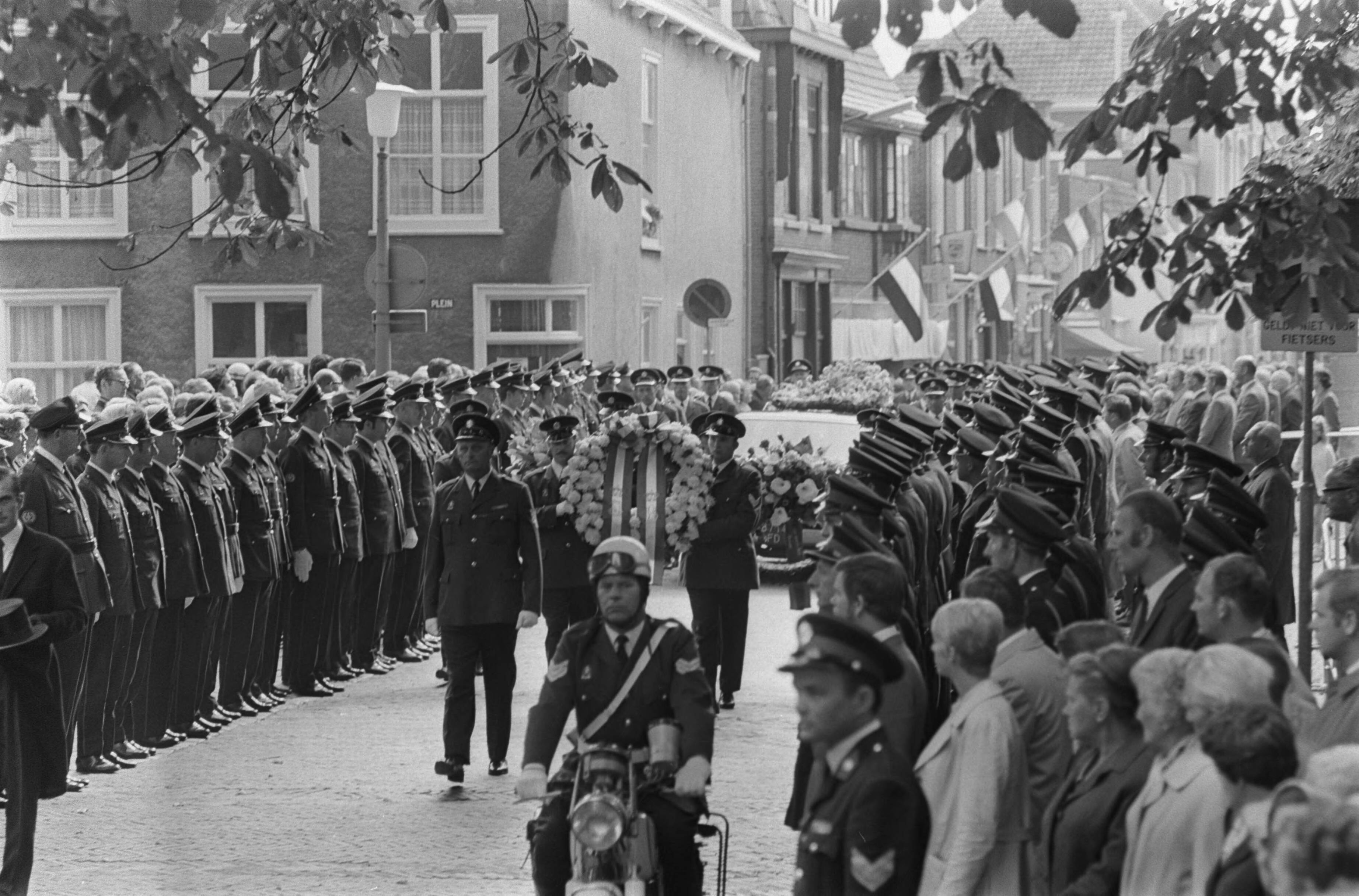 Fotocollectie Anefo — Hoofdagent J. Moolenaar , gedood bij gewapende overval door Zuid-Molukkers op woning Indonesische ambasadeur is met korpseer begraven, Wassenaar — Foto: Evers, Joost / Anefo. Licentie: Set B: Rechtenvrij / Publiek Domein. Bron: Nationaal Archief. http://hdl.handle.net/10648/aba2462c-d0b4-102d-bcf8-003048976d84