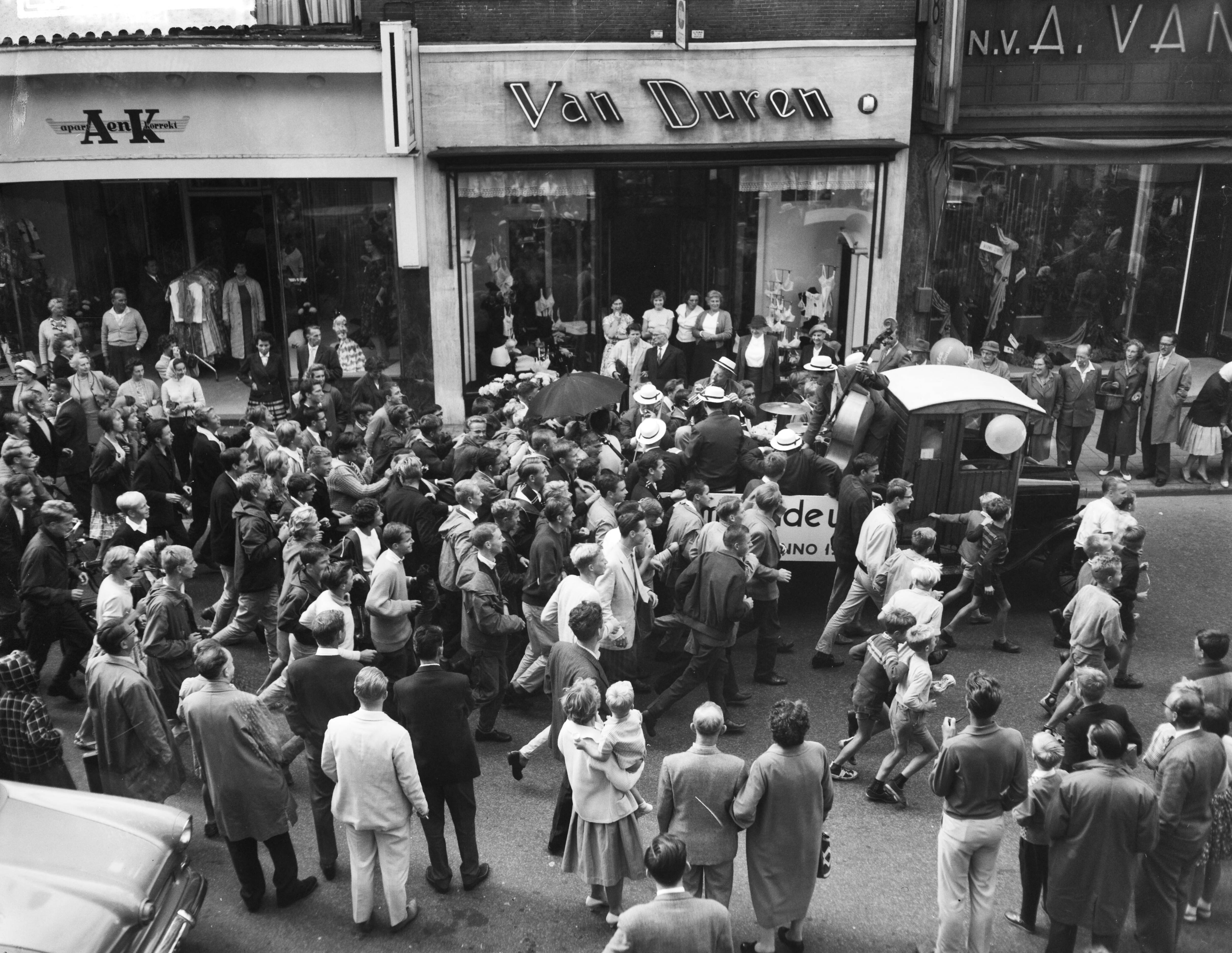 Fotocollectie Anefo — Haarlemse jazzclub organiseert Street Parade — Foto: Noske, J.D. / Anefo. Licentie: Set B: Rechtenvrij / Publiek Domein. Bron: Nationaal Archief. http://hdl.handle.net/10648/a99c4d14-d0b4-102d-bcf8-003048976d84