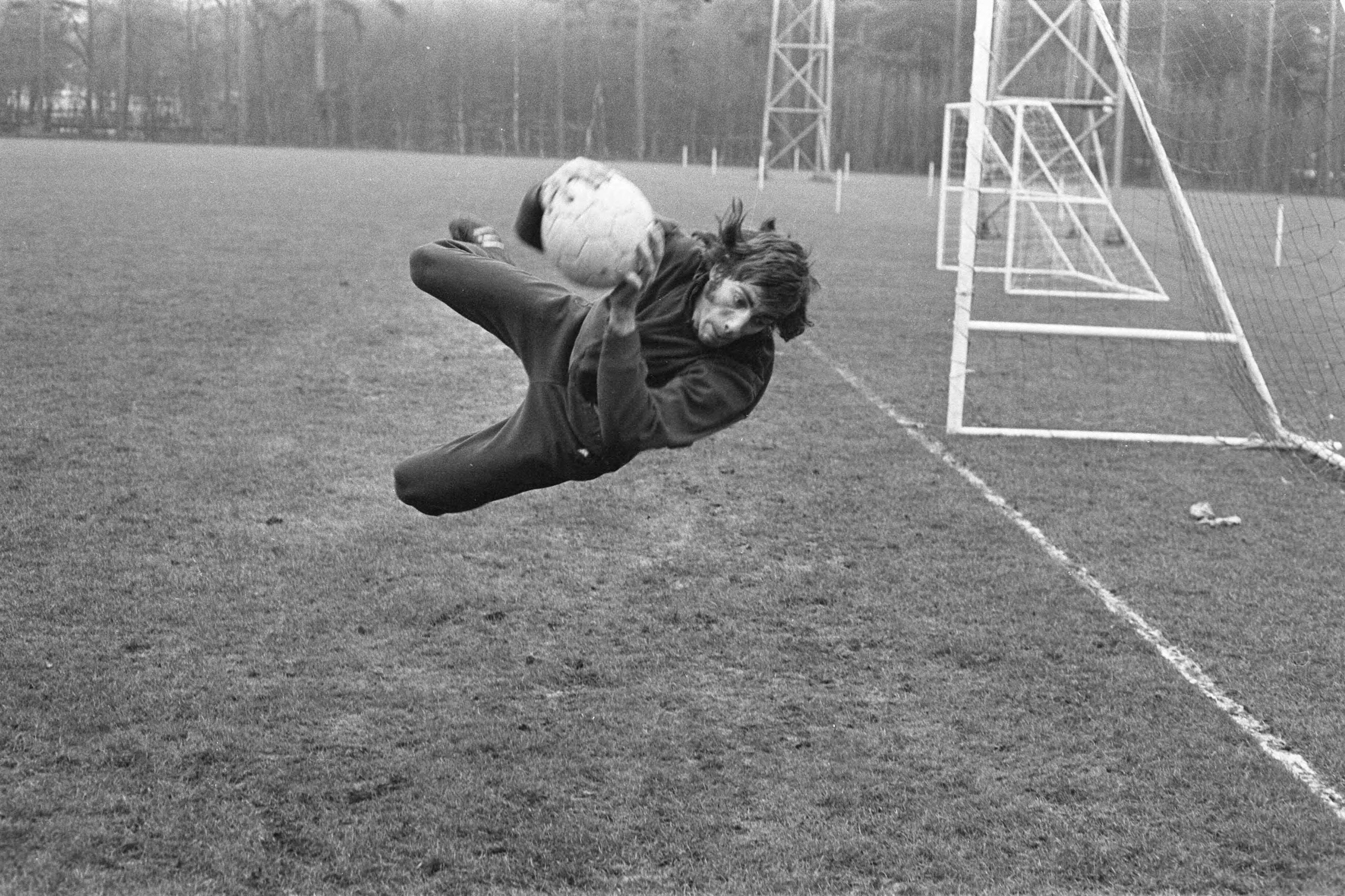 Fotocollectie Anefo — Training selectie Jong Oranje , Zeist, keeper Leen Bart (Anderlecht, België) in actie — Foto: Verhoeff, Bert / Anefo. Licentie: Set B: Rechtenvrij / Publiek Domein. Bron: Nationaal Archief. http://hdl.handle.net/10648/abdcf2e0-d0b4-102d-bcf8-003048976d84