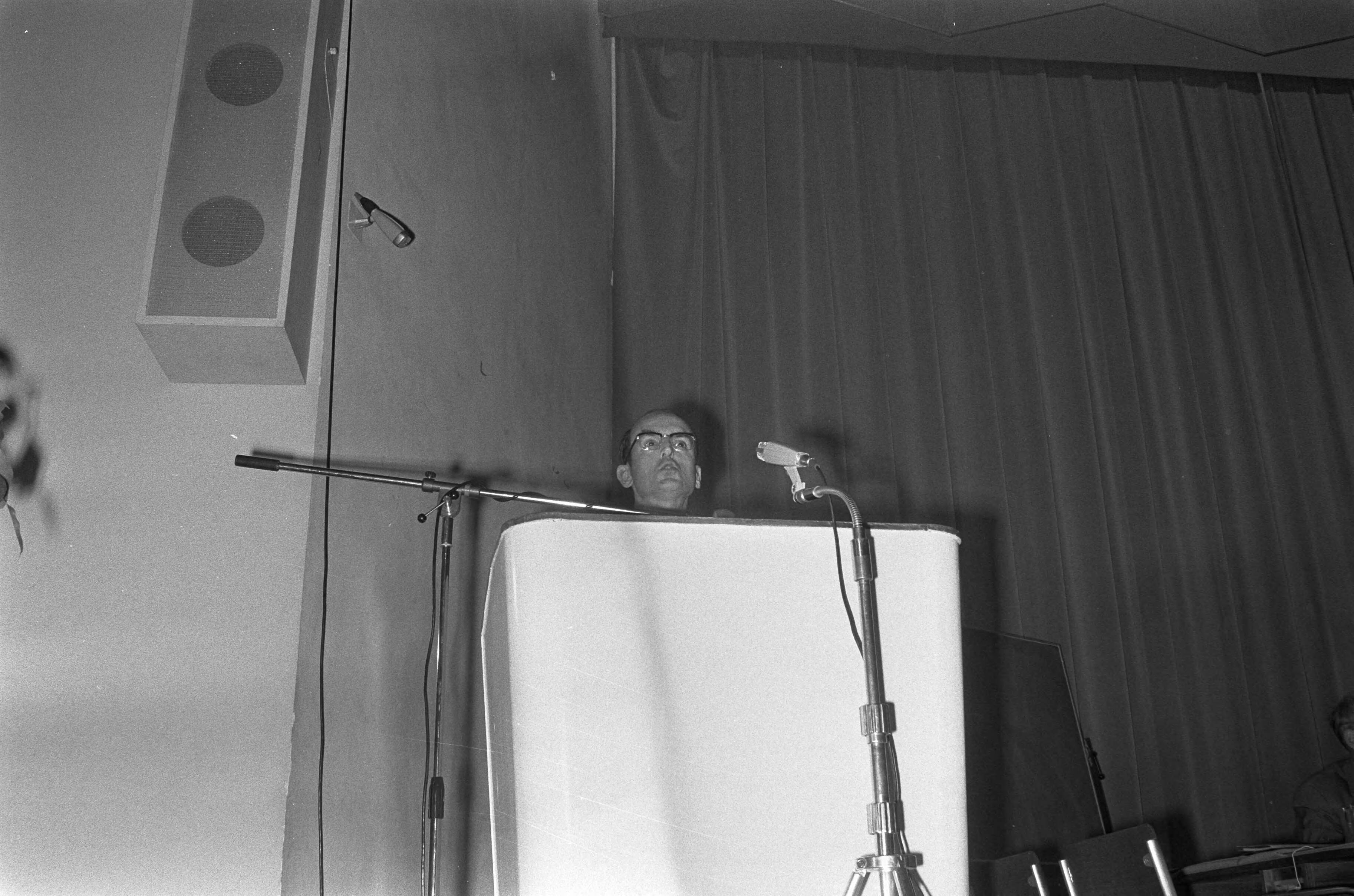 Fotocollectie Anefo — Minister Drees ( Verkeer en Waterstaat ) opent Wetenschappelijk Symposium in Congresgebouw, Den Haag — Foto: Peters, Hans / Anefo. Licentie: Set B: Rechtenvrij / Publiek Domein. Bron: Nationaal Archief. http://hdl.handle.net/10648/abd1bbbe-d0b4-102d-bcf8-003048976d84