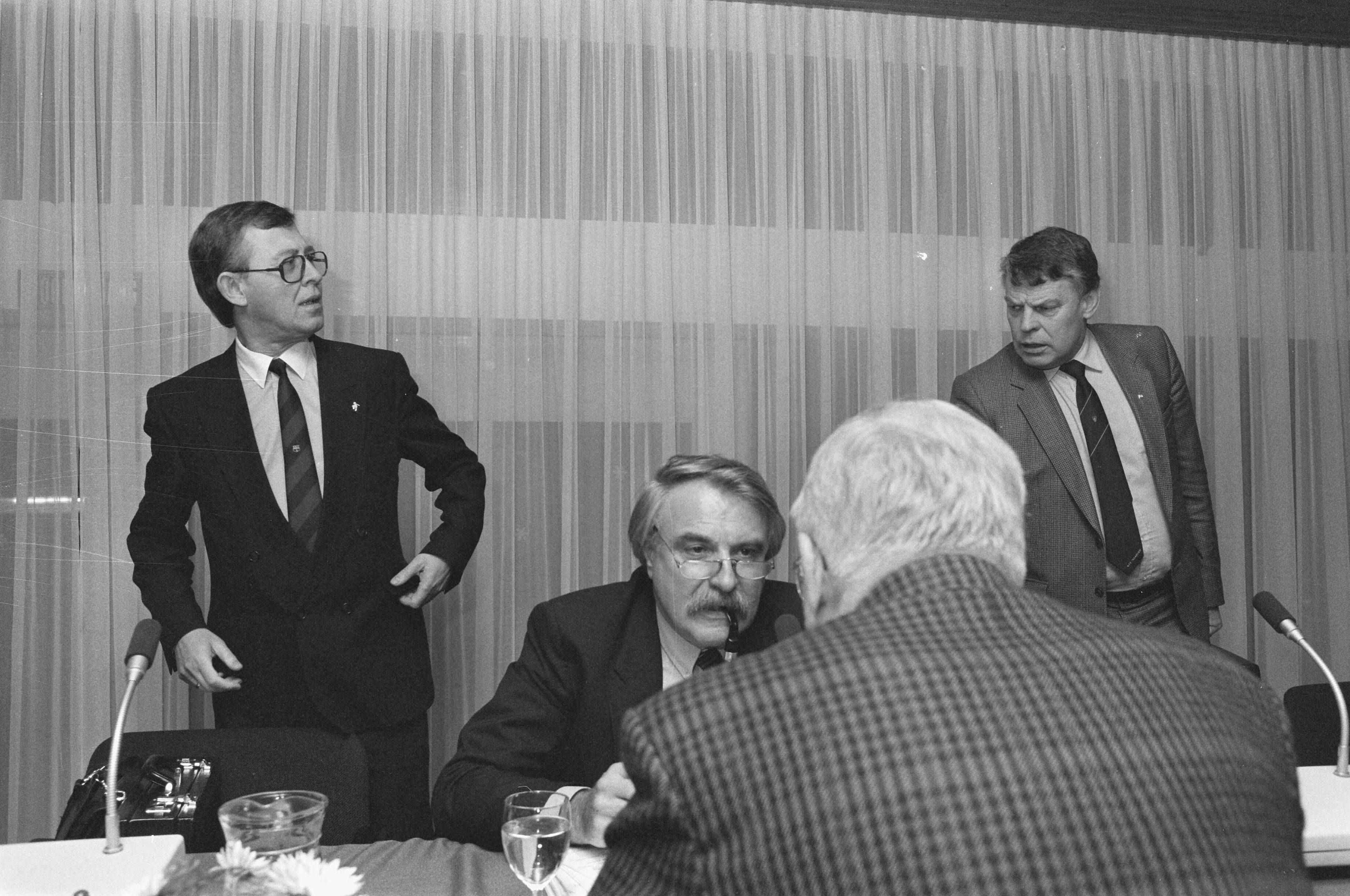 Fotocollectie Anefo — Zeist, vergadering sectie betaald voetbal KNVB; v.l.n.r. Jan Huybregts , voorzitter Andre van der Louw en penningmeester Henk Hut — Foto: Bogaerts, Rob / Anefo. Licentie: Set B: Rechtenvrij / Publiek Domein. Bron: Nationaal Archief. http://hdl.handle.net/10648/ad6ef5ae-d0b4-102d-bcf8-003048976d84
