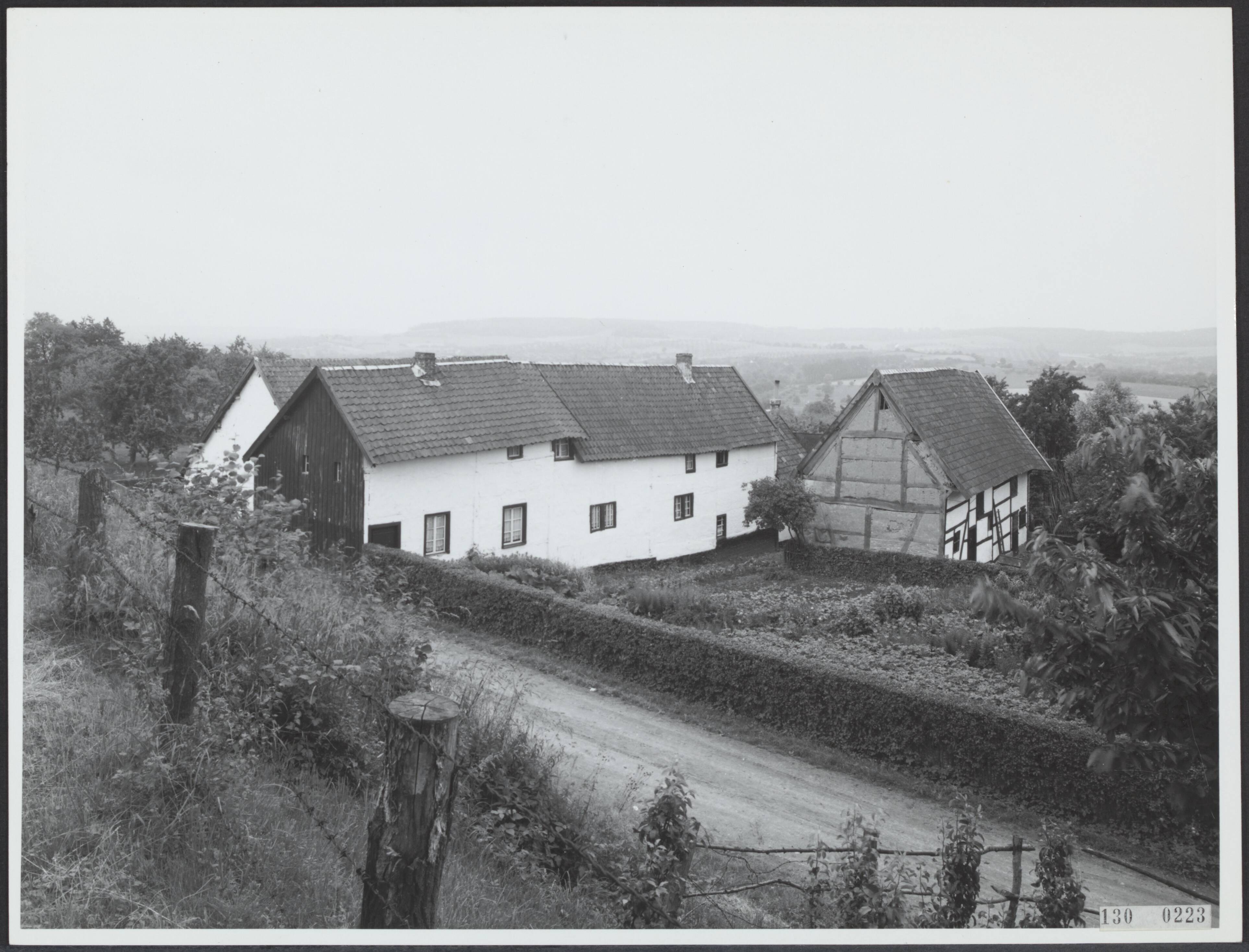 Fotocollectie Rijksvoorlichtingsdienst Eigen — Vaals. Huizen te Kamerig [boerderij aan de Weierweg] — Foto: Rijksdienst voor de Monumentenzorg. Licentie: Set B: Rechtenvrij / Publiek Domein. Bron: Nationaal Archief. http://hdl.handle.net/10648/af4a4586-d0b4-102d-bcf8-003048976d84