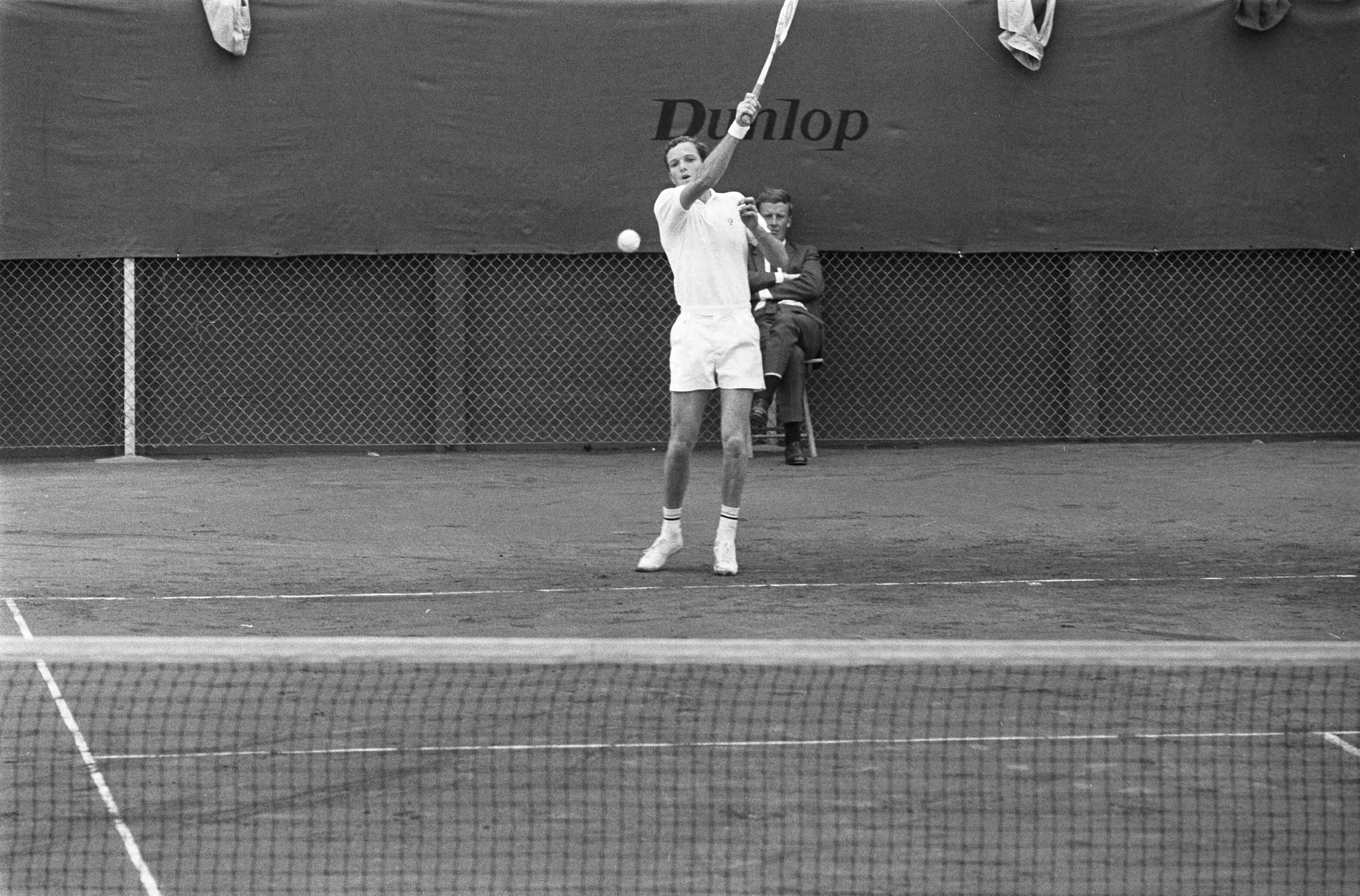 Tenniswedstrijden op de METS-banen te Scheveningen — Tom Okker in actie — Foto: Fotograaf Onbekend / Anefo. Licentie: Set B: Rechtenvrij / Publiek Domein. Bron: Nationaal Archief. http://hdl.handle.net/10648/ab71ba48-d0b4-102d-bcf8-003048976d84