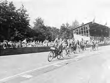 Fotocollectie Anefo — Wielerraces achter dernymotoren op de wielerbaan van sportterrein Duinhorst te Wassenaar — Foto: Bilsen, Joop van / Anefo. Licentie: Set B: Rechtenvrij / Publiek Domein. Bron: Nationaal Archief. http://hdl.handle.net/10648/a9656344-d0b4-102d-bcf8-003048976d84