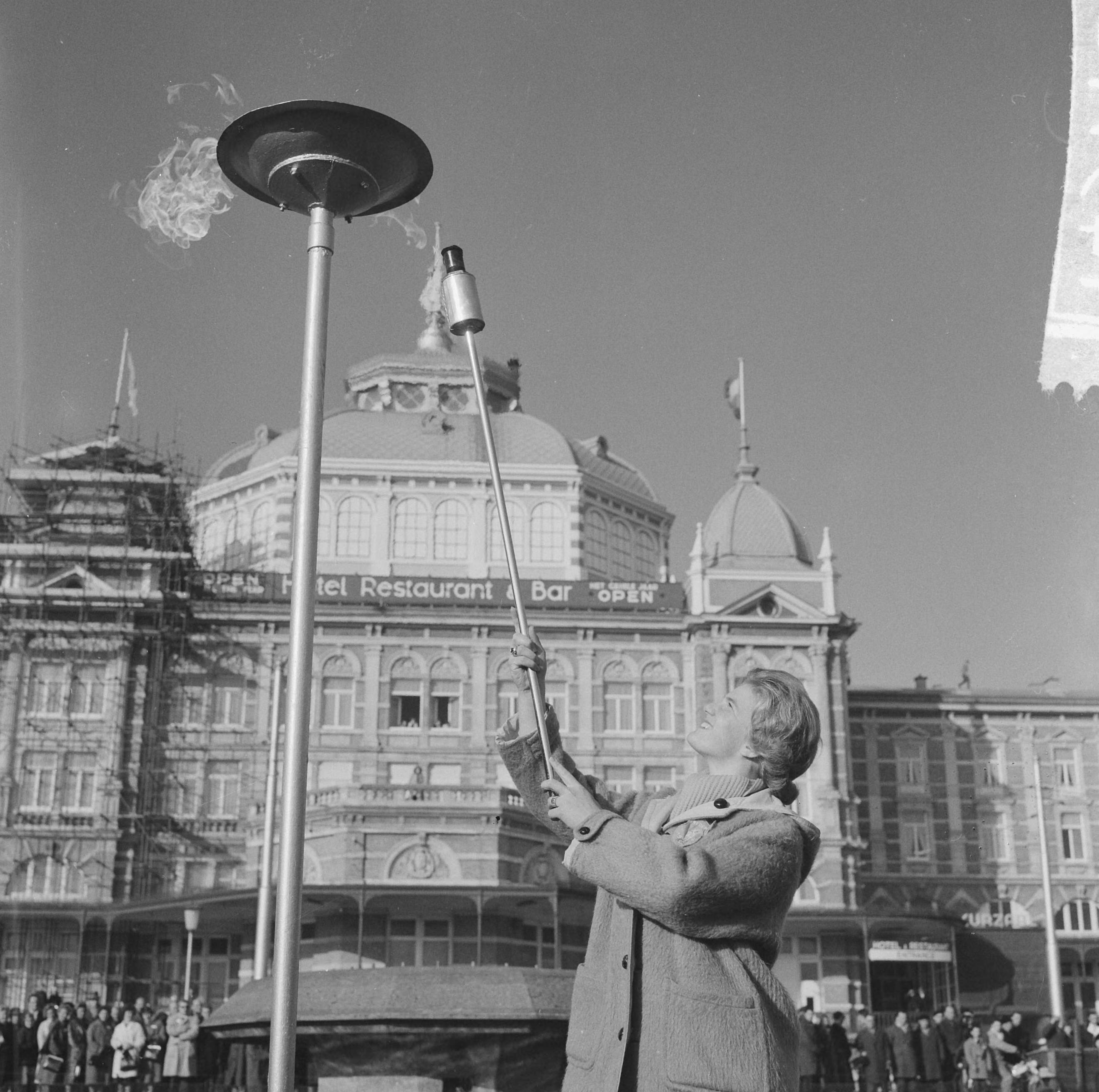 Fotocollectie Anefo — Herdenking 50 jaar bestaan NOC, Sjoukje Dijkstra ontstak het Olympisch vuur op de boulevard van Scheveningen voor het Kurhaus — Foto: Koch, Eric / Anefo. Licentie: Set B: Rechtenvrij / Publiek Domein. Bron: Nationaal Archief. http://hdl.handle.net/10648/aa1f3c6a-d0b4-102d-bcf8-003048976d84