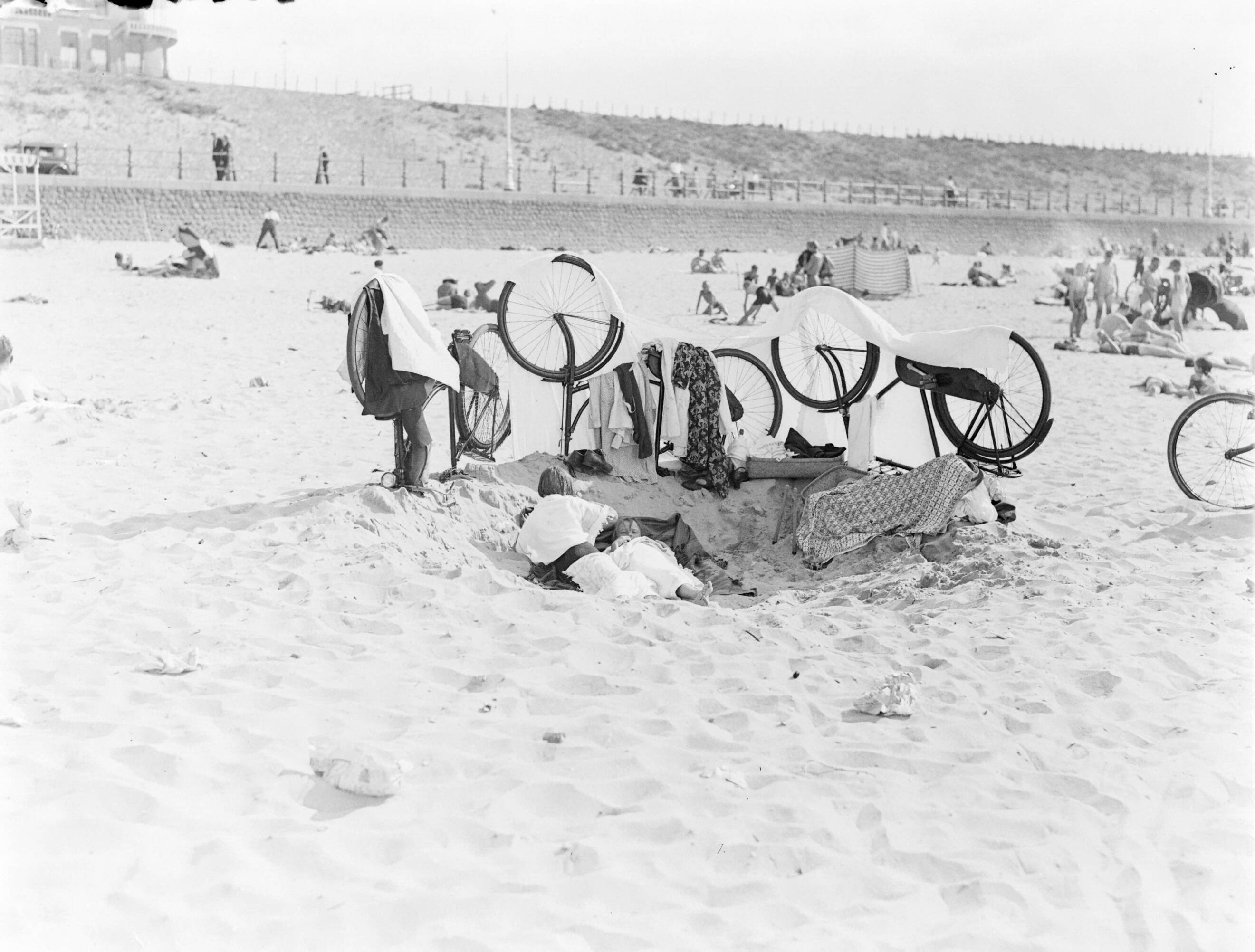 Strandtaferelen Scheveningen — Strandkuil met windscherm gemaakt van handdoeken op fietsen — Foto: Poll, Willem van de. Licentie: Set B: Rechtenvrij / Publiek Domein. Bron: Nationaal Archief. http://hdl.handle.net/10648/aea86464-d0b4-102d-bcf8-003048976d84