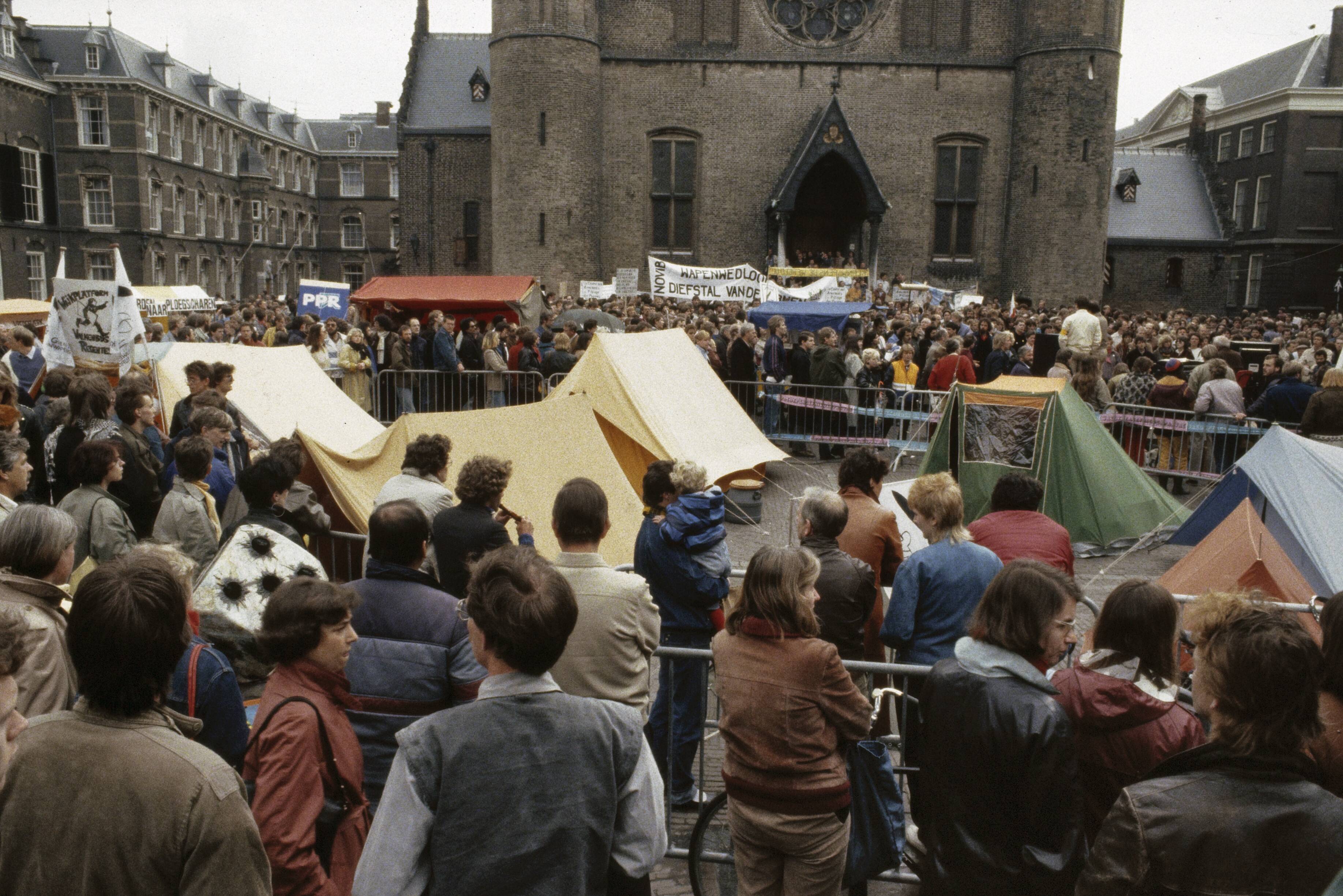 Fotocollectie Anefo — 2 Minuten stilte tegen kernwapens op Binnenhof in Den Haag ; tentenkamp op Binnenhof — Foto: Croes, Rob C. / Anefo. Licentie: Set B: Rechtenvrij / Publiek Domein. Bron: Nationaal Archief. http://hdl.handle.net/10648/ad8b7d1e-d0b4-102d-bcf8-003048976d84