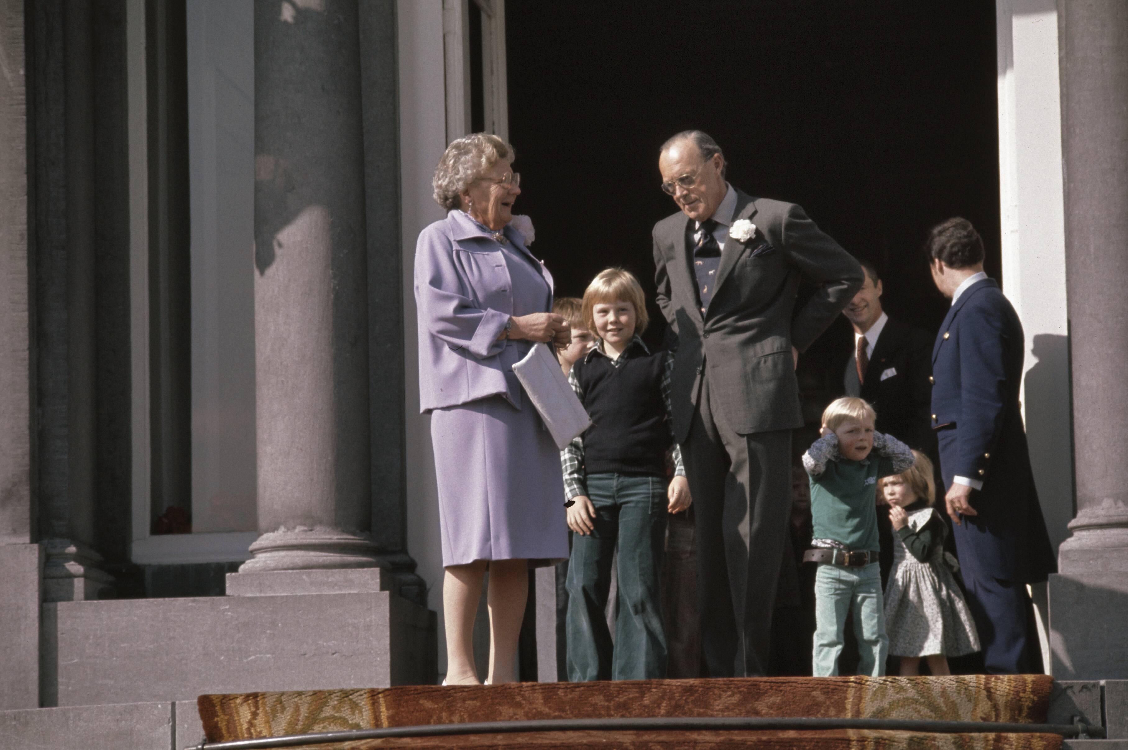 Koninginnedag 1977 — Koningin Juliana en prins Bernhard zwaaien van af het bordes; links prins Carlos Hugo van Bourbon-Parma — Foto: Peters, Hans / Anefo. Licentie: Set B: Rechtenvrij / Publiek Domein. Bron: Nationaal Archief. http://hdl.handle.net/10648/ad944908-d0b4-102d-bcf8-003048976d84