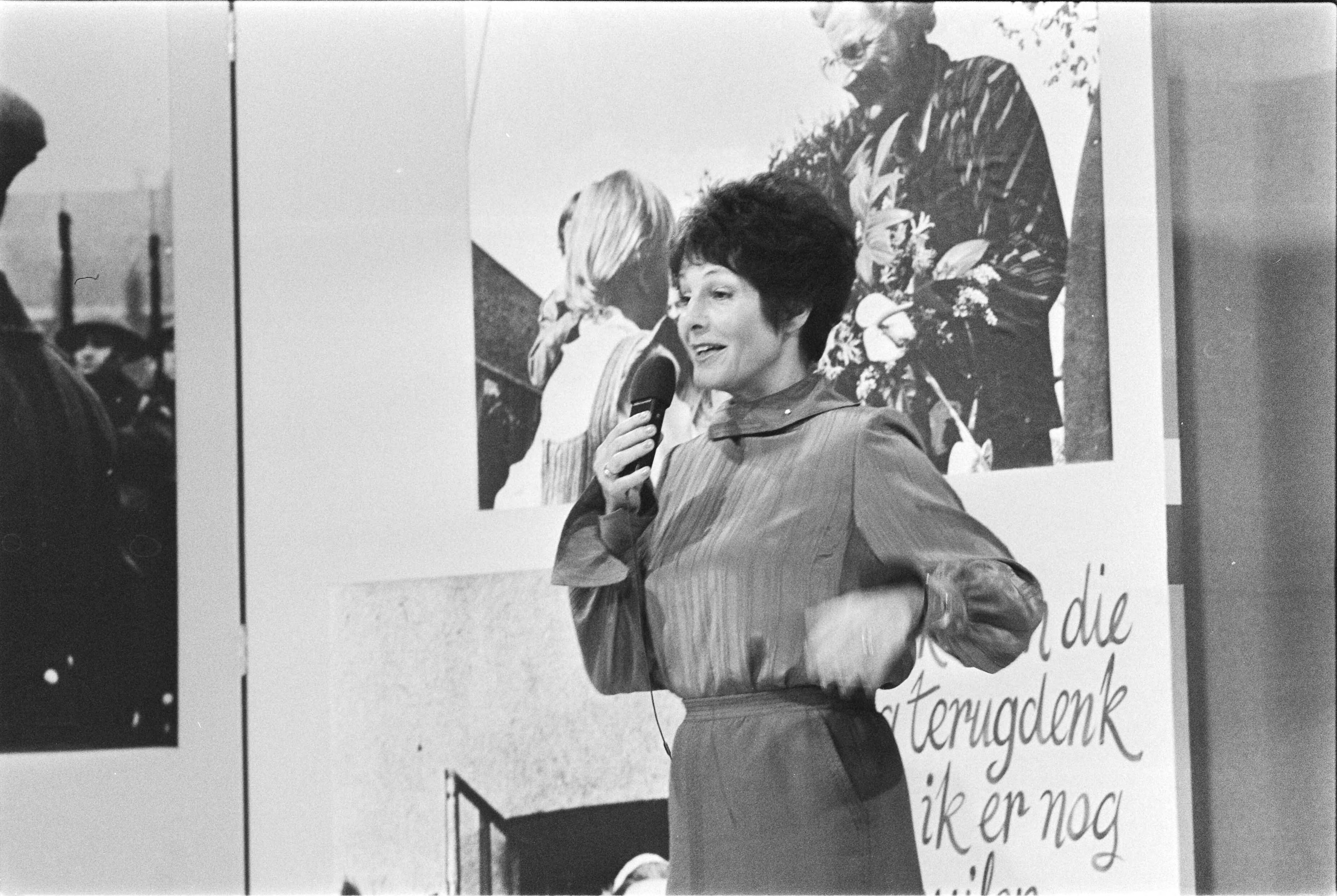 Fotocollectie Anefo — TV-opnamen in 't Spant in Bussum voor het programma "75e verjaardag van Prinses Juliana" ; Mies Bouwman tijdens presentatie — Foto: Croes, Rob C. / Anefo. Licentie: Set B: Rechtenvrij / Publiek Domein. Bron: Nationaal Archief. http://hdl.handle.net/10648/ad37c200-d0b4-102d-bcf8-003048976d84