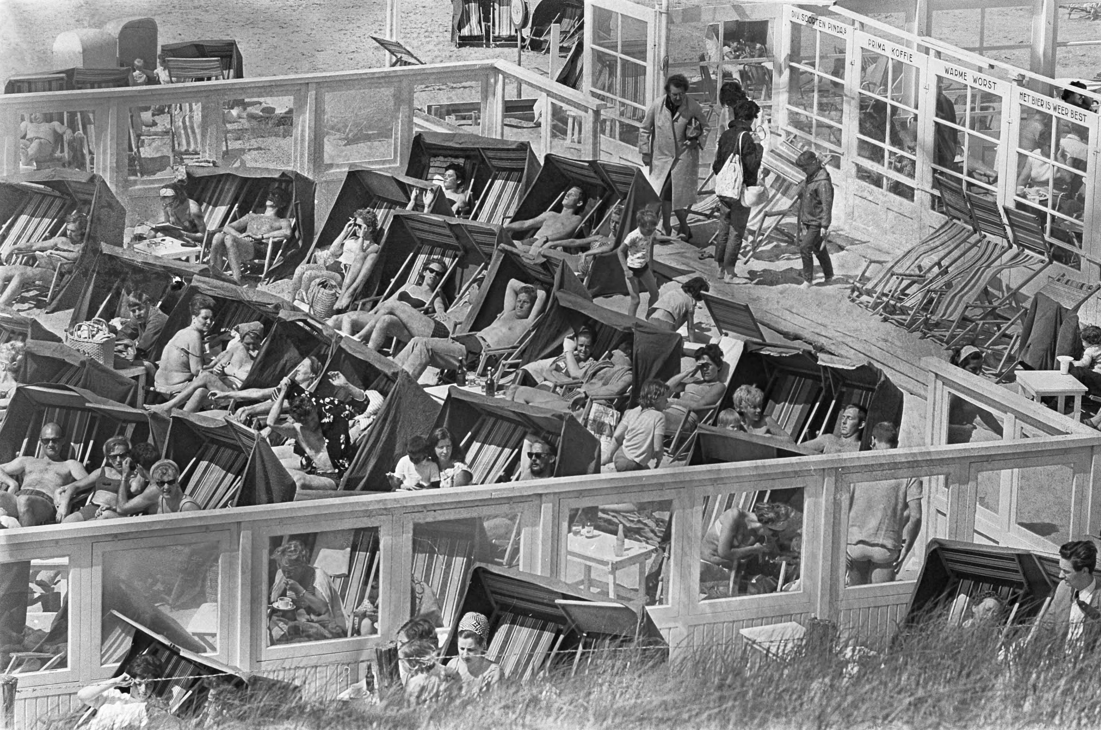 Fotocollectie Anefo — Zandvoort, drukte op terras — Foto: Kroon, Ron / Anefo. Licentie: Set B: Rechtenvrij / Publiek Domein. Bron: Nationaal Archief. http://hdl.handle.net/10648/aaeb22e4-d0b4-102d-bcf8-003048976d84