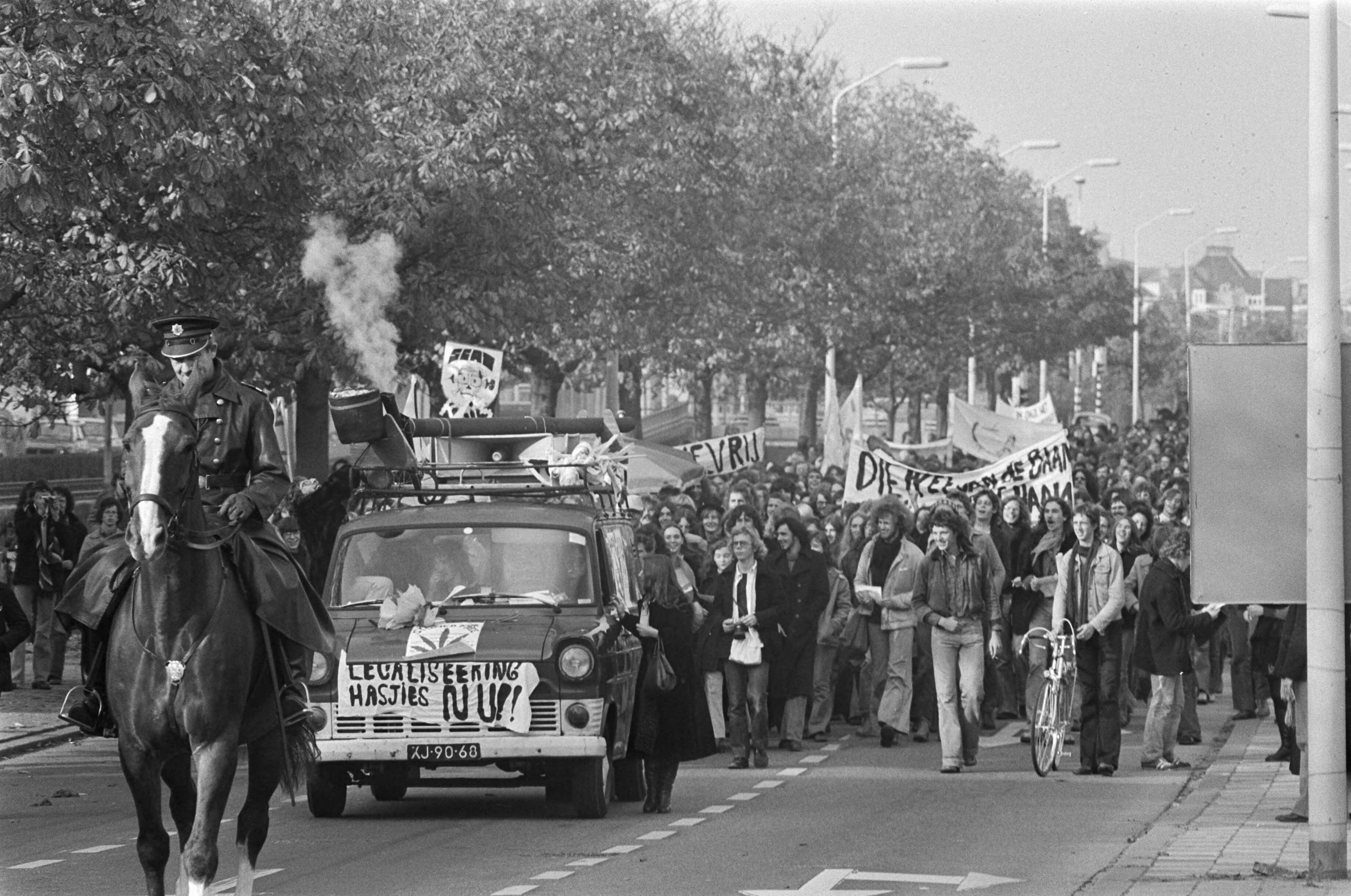 Fotocollectie Anefo — Demonstratie voor hasj-legalisering, Den Haag ; demonstranten onderweg naar Binnenhof — Foto: Croes, Rob C. / Anefo. Licentie: Set B: Rechtenvrij / Publiek Domein. Bron: Nationaal Archief. http://hdl.handle.net/10648/ac75f9ea-d0b4-102d-bcf8-003048976d84