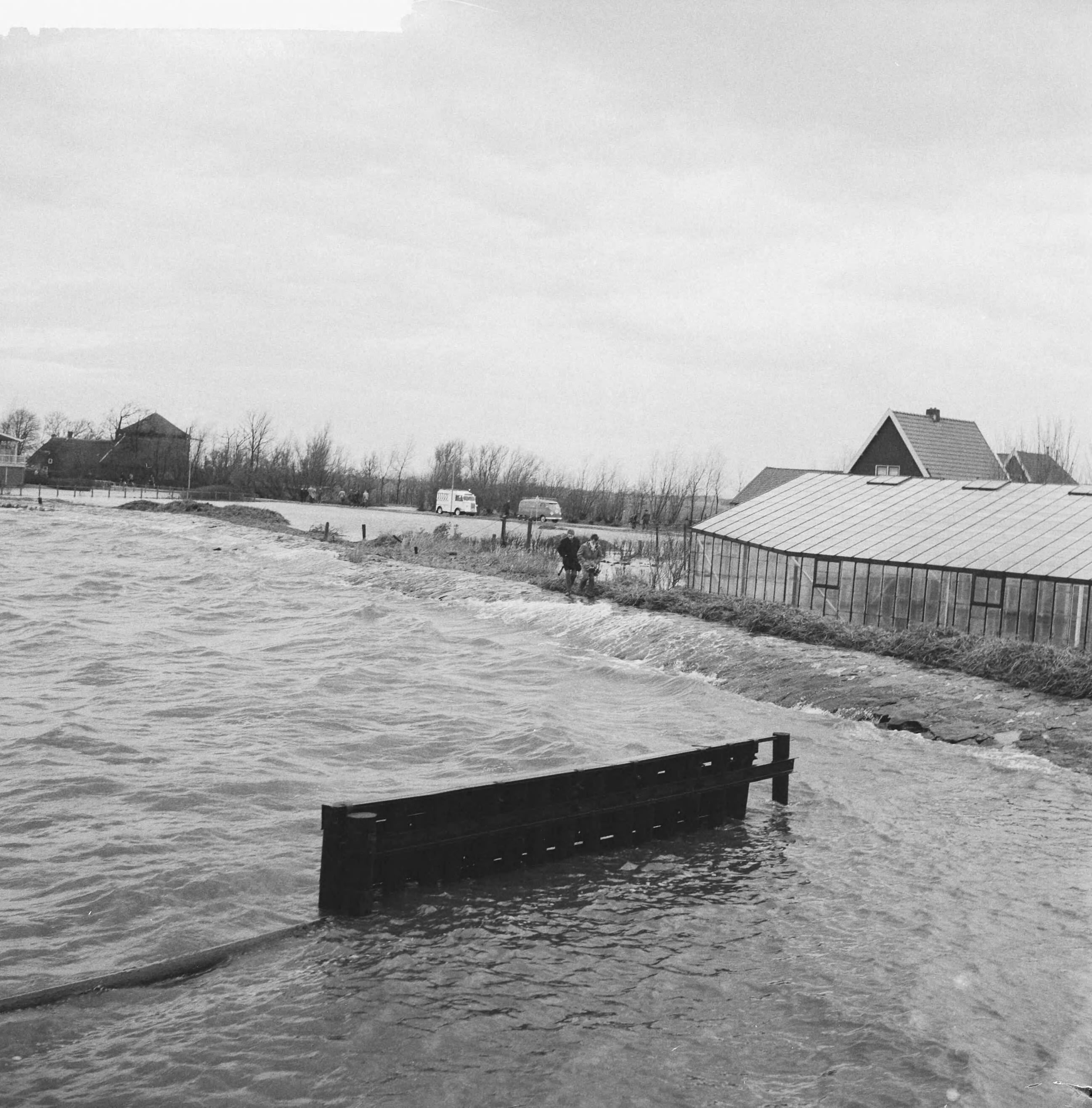Fotocollectie Anefo — Overstroming in Rijnsaterwoude, overstroomde kwekerij — Foto: Behrens, Herbert F. / Anefo. Licentie: Set B: Rechtenvrij / Publiek Domein. Bron: Nationaal Archief. http://hdl.handle.net/10648/a9c19060-d0b4-102d-bcf8-003048976d84