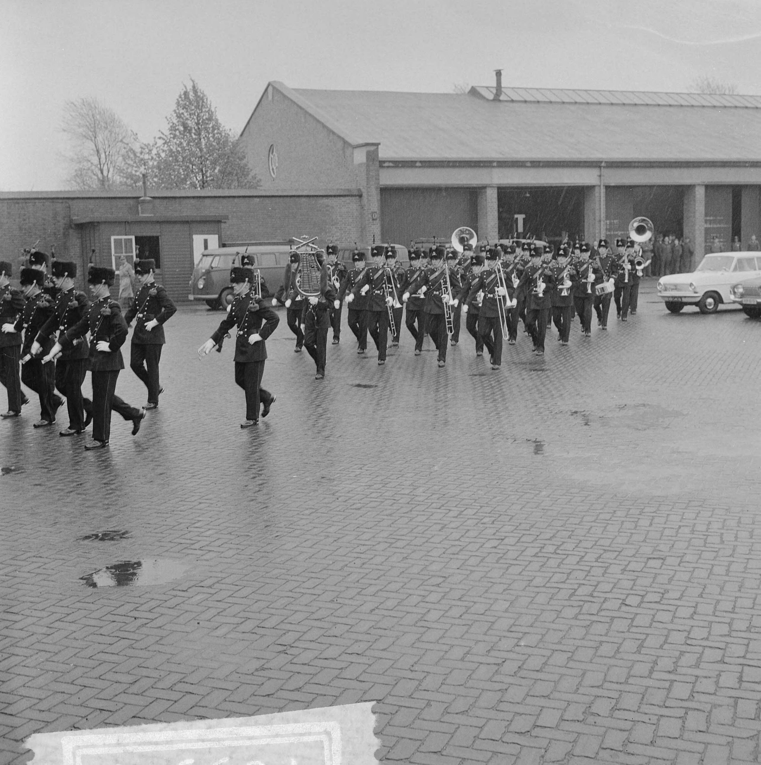 Fotocollectie Anefo — In de Chassé kazerne te Breda is het Artillerie Trompetterkorps officieel geïnstalleerd als fanfarekorps der Artillerie, door staatssecretaris J.C.E. Haex — Foto: Koch, Eric / Anefo. Licentie: Set B: Rechtenvrij / Publiek Domein. Bron: Nationaal Archief. http://hdl.handle.net/10648/aa679f64-d0b4-102d-bcf8-003048976d84