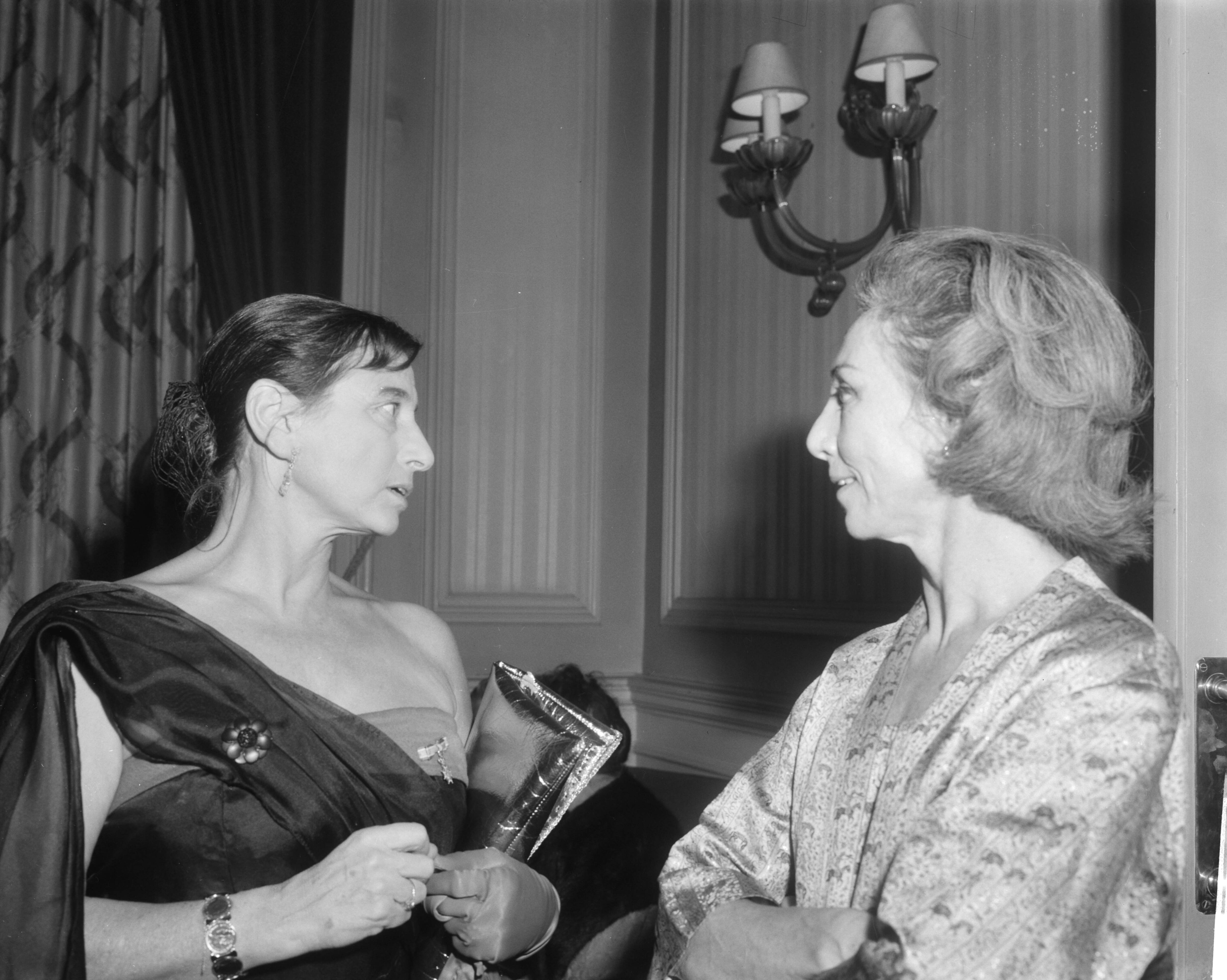 Fotocollectie Anefo — Uitreiking van de EMS Cultuurprijzen in het Kurhaus te Scheveningen: balletdanseres Hans Snoek (l) in gesprek met ? — Foto: Bilsen, Joop van / Anefo. Licentie: Set B: Rechtenvrij / Publiek Domein. Bron: Nationaal Archief. http://hdl.handle.net/10648/aacfe13c-d0b4-102d-bcf8-003048976d84