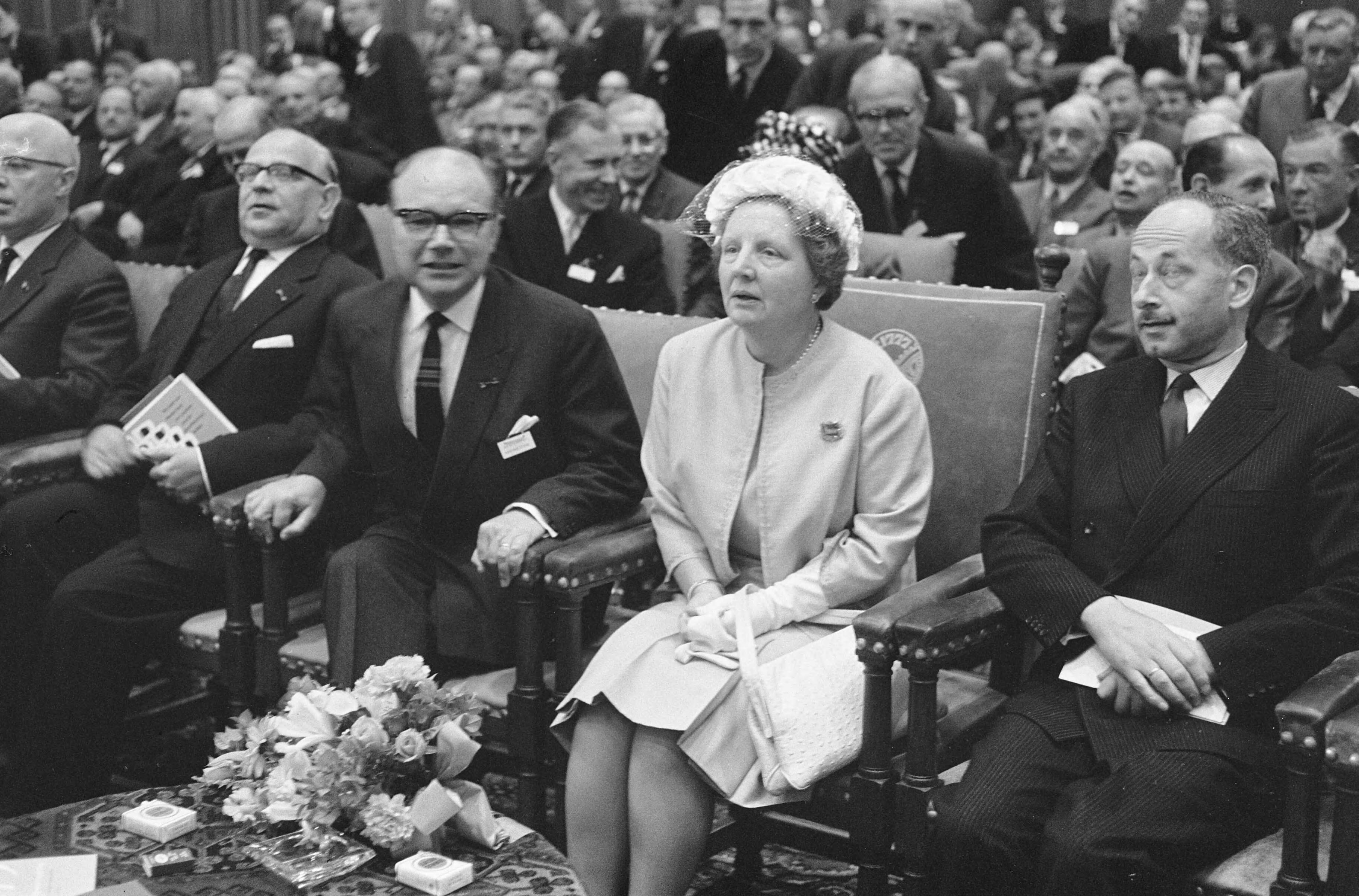 Fotocollectie Anefo — Koningin Juliana was aanwezig bij de 179ste algemene vergadering van de Nederlandse Maatschappij voor Nijverheid en Handel in het Concertgebouw te Haarlem — Foto: Pot, Harry / Anefo. Licentie: Set B: Rechtenvrij / Publiek Domein. Bron: Nationaal Archief. http://hdl.handle.net/10648/aa0c4092-d0b4-102d-bcf8-003048976d84