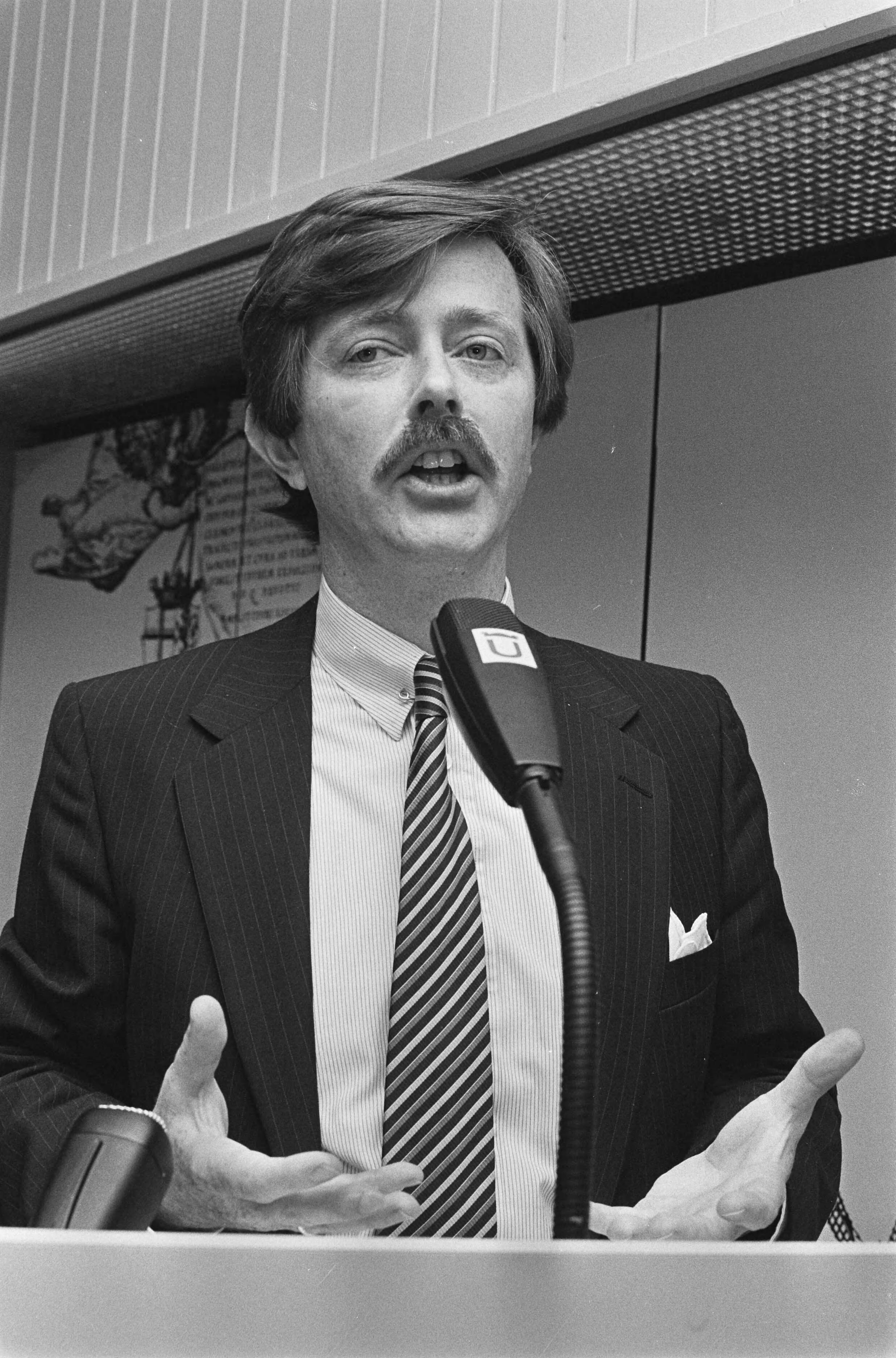 Fotocollectie Anefo — VVD-partijraad in Utrecht; J. J. C. Voorhoeve tijdens toespraak, zie ook 9337679/80 — Foto: Gerrits, Roland / Anefo. Licentie: Set B: Rechtenvrij / Publiek Domein. Bron: Nationaal Archief. http://hdl.handle.net/10648/ad57a1e2-d0b4-102d-bcf8-003048976d84