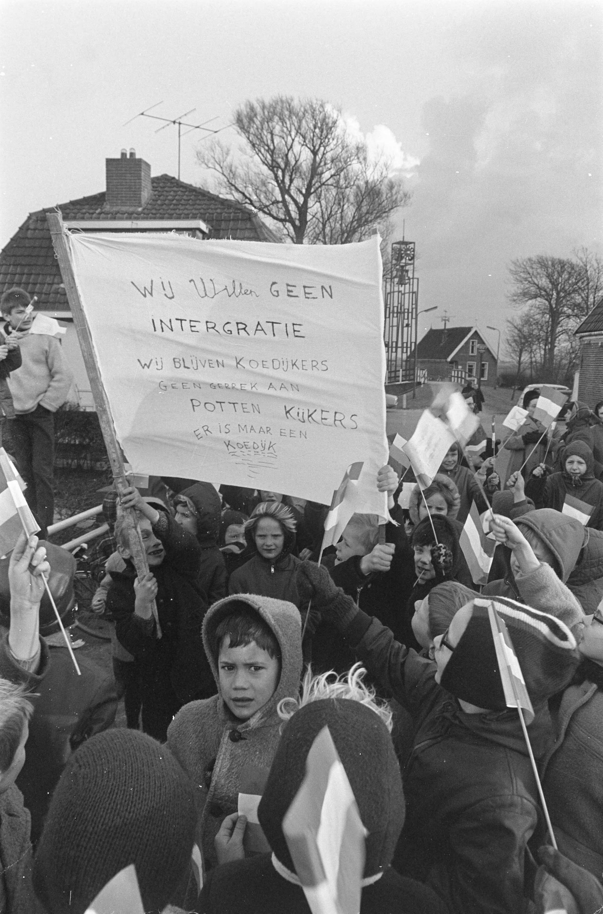 Fotocollectie Anefo — Demonstratie tegen annexatie van Koedijk en St. Pancras door Alkmaar mensen met bord — Foto: Nijs, Jac. de / Anefo. Licentie: Set B: Rechtenvrij / Publiek Domein. Bron: Nationaal Archief. http://hdl.handle.net/10648/ab5cd998-d0b4-102d-bcf8-003048976d84