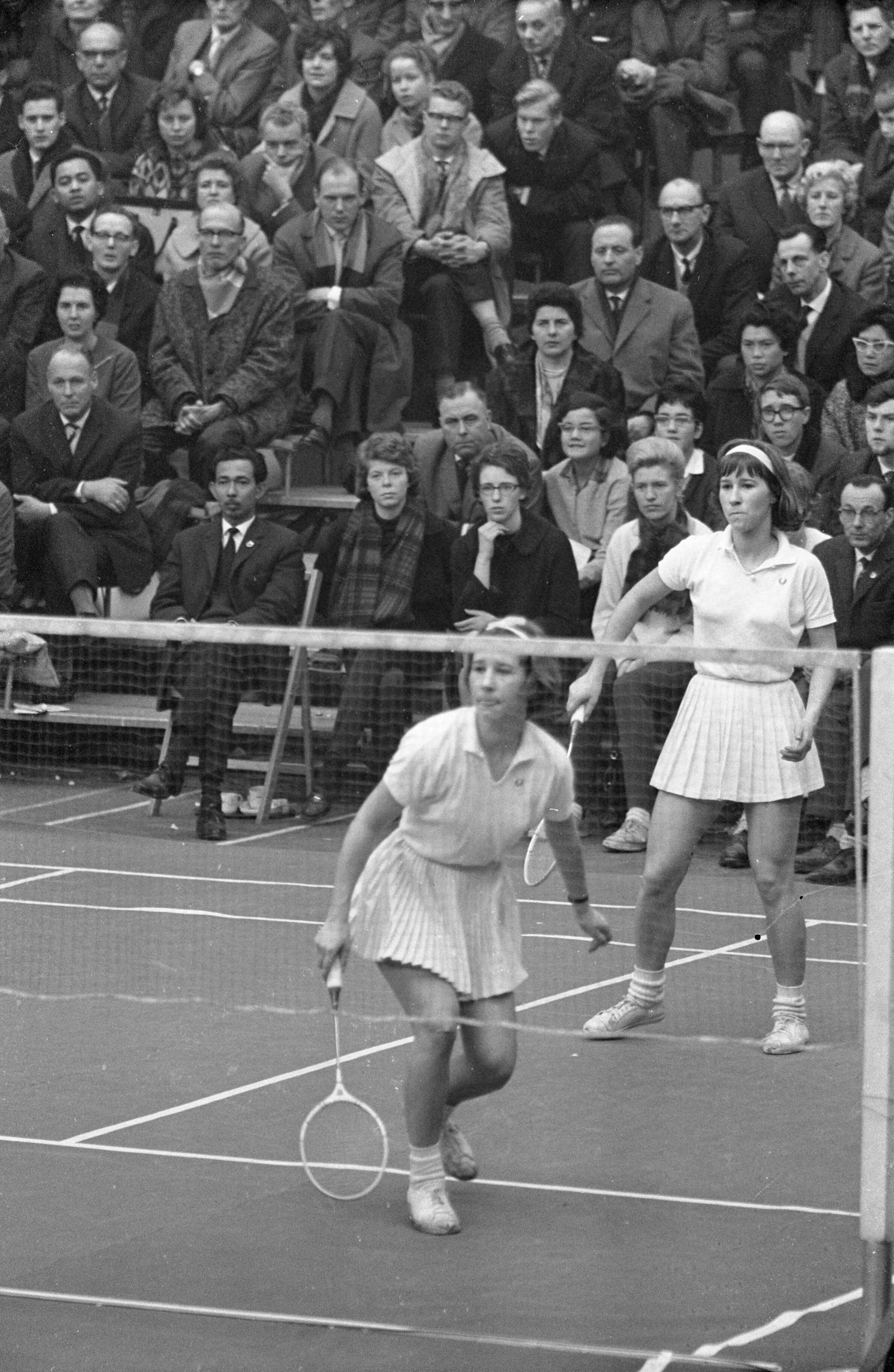 Fotocollectie Anefo — Internationale Badmintonkampioenschappen te Haarlem. Het Deense dames dubbel Flindt in aktie — Foto: Pot, Harry / Anefo. Licentie: Set B: Rechtenvrij / Publiek Domein. Bron: Nationaal Archief. http://hdl.handle.net/10648/aa2945d4-d0b4-102d-bcf8-003048976d84