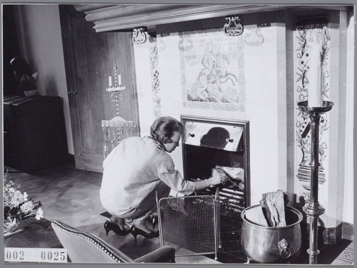 Fotocollectie RVD / Koninklijk Huis — Prinses Beatrix bij de open haard in Kasteel Drakensteyn — Foto: ANP / RVD of rechtenvrij. Licentie: Set B: Rechtenvrij / Publiek Domein. Bron: Nationaal Archief. http://hdl.handle.net/10648/afafc92e-d0b4-102d-bcf8-003048976d84