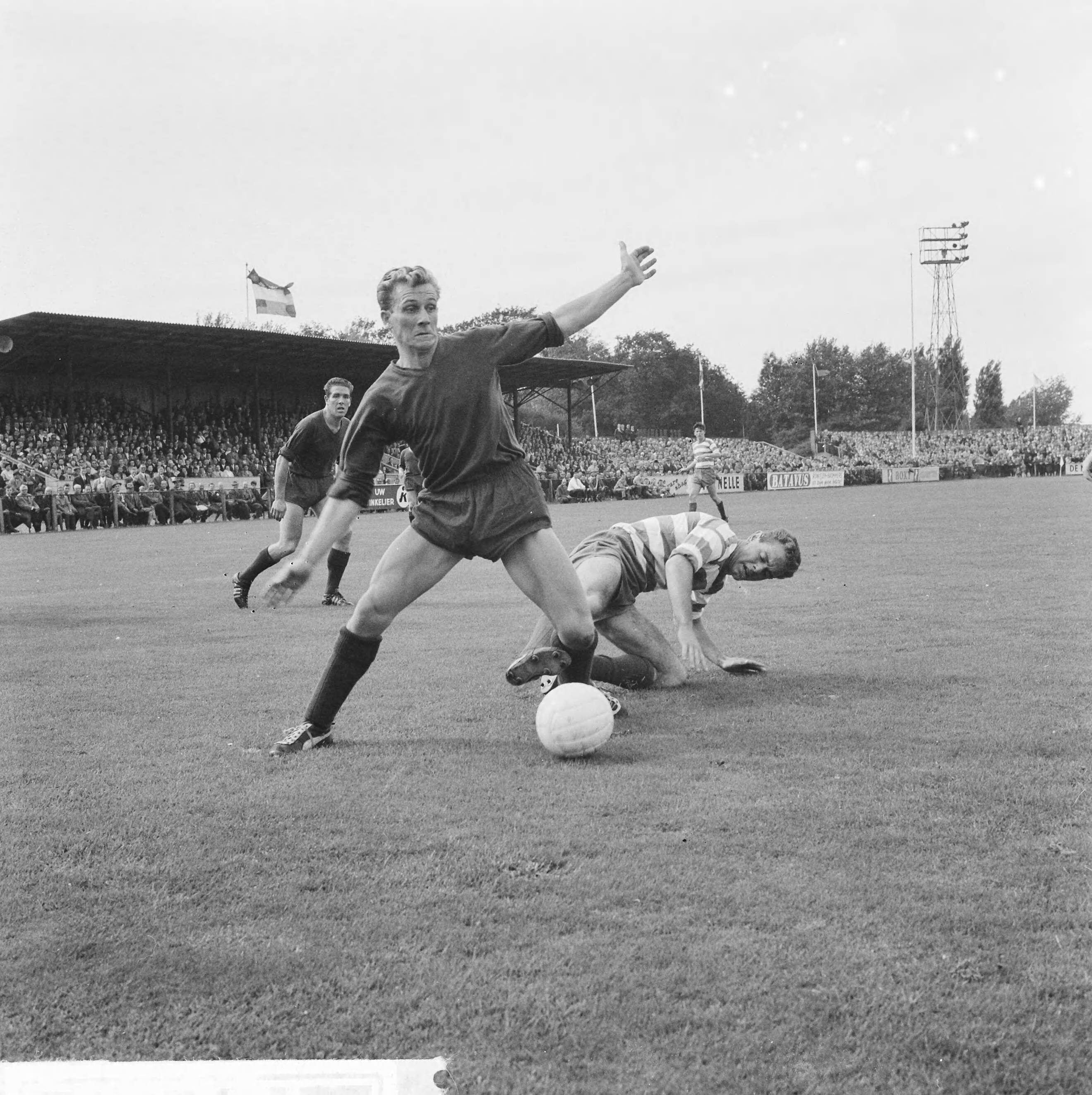 Fotocollectie Anefo — Voetbal. Haarlem tegen Xerxes 5-2. Spelmoment — Foto: Koch, Eric / Anefo. Licentie: Set B: Rechtenvrij / Publiek Domein. Bron: Nationaal Archief. http://hdl.handle.net/10648/aa16e556-d0b4-102d-bcf8-003048976d84