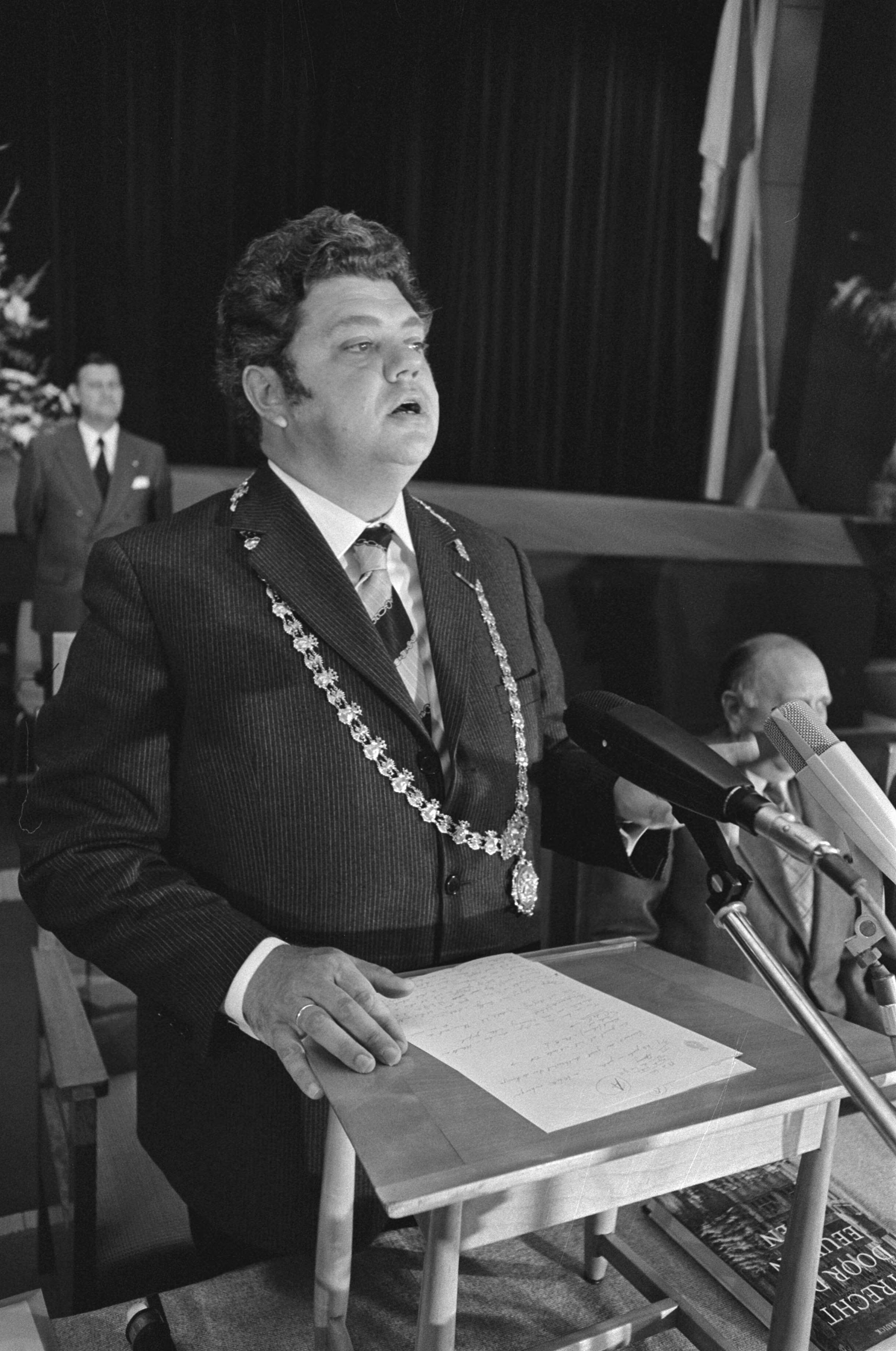 Fotocollectie Anefo — H. J. L. Vonhoff geinstalleerd als burgemeester van Utrecht; Vonhoff met ambtsketen — Foto: Verhoeff, Bert / Anefo. Licentie: Set B: Rechtenvrij / Publiek Domein. Bron: Nationaal Archief. http://hdl.handle.net/10648/ac52f832-d0b4-102d-bcf8-003048976d84