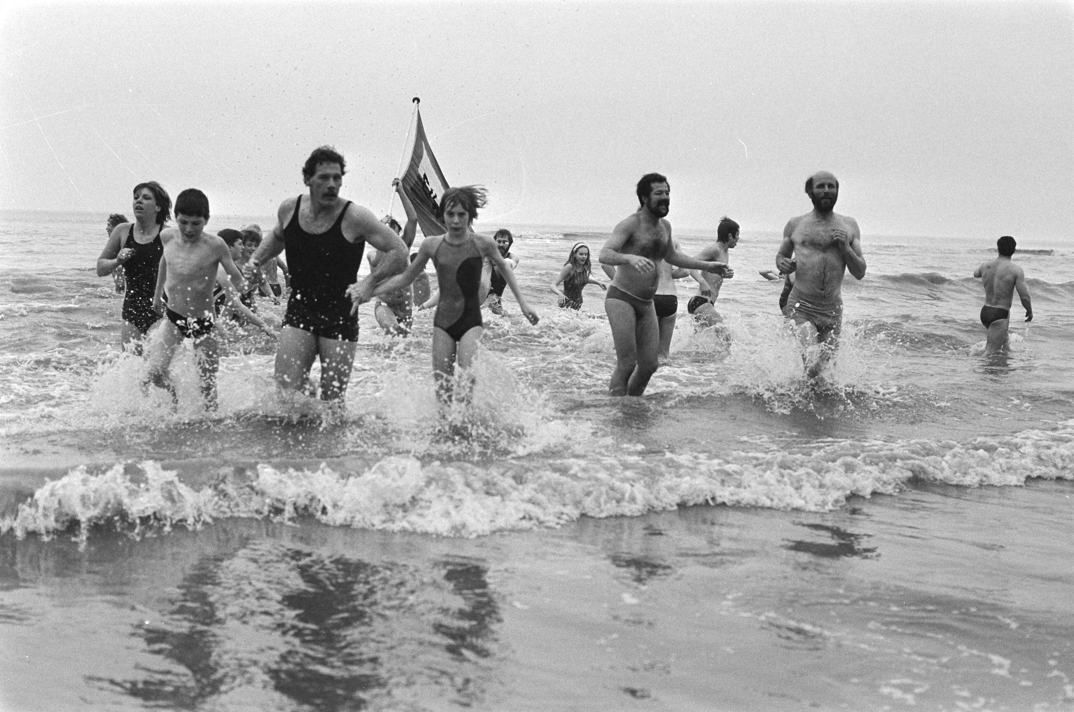 Fotocollectie Anefo — Traditionele nieuwjaarsduik in zee bij Zandvoort — Foto: Croes, Rob C. / Anefo. Licentie: Set B: Rechtenvrij / Publiek Domein. Bron: Nationaal Archief. http://hdl.handle.net/10648/ad0c7898-d0b4-102d-bcf8-003048976d84