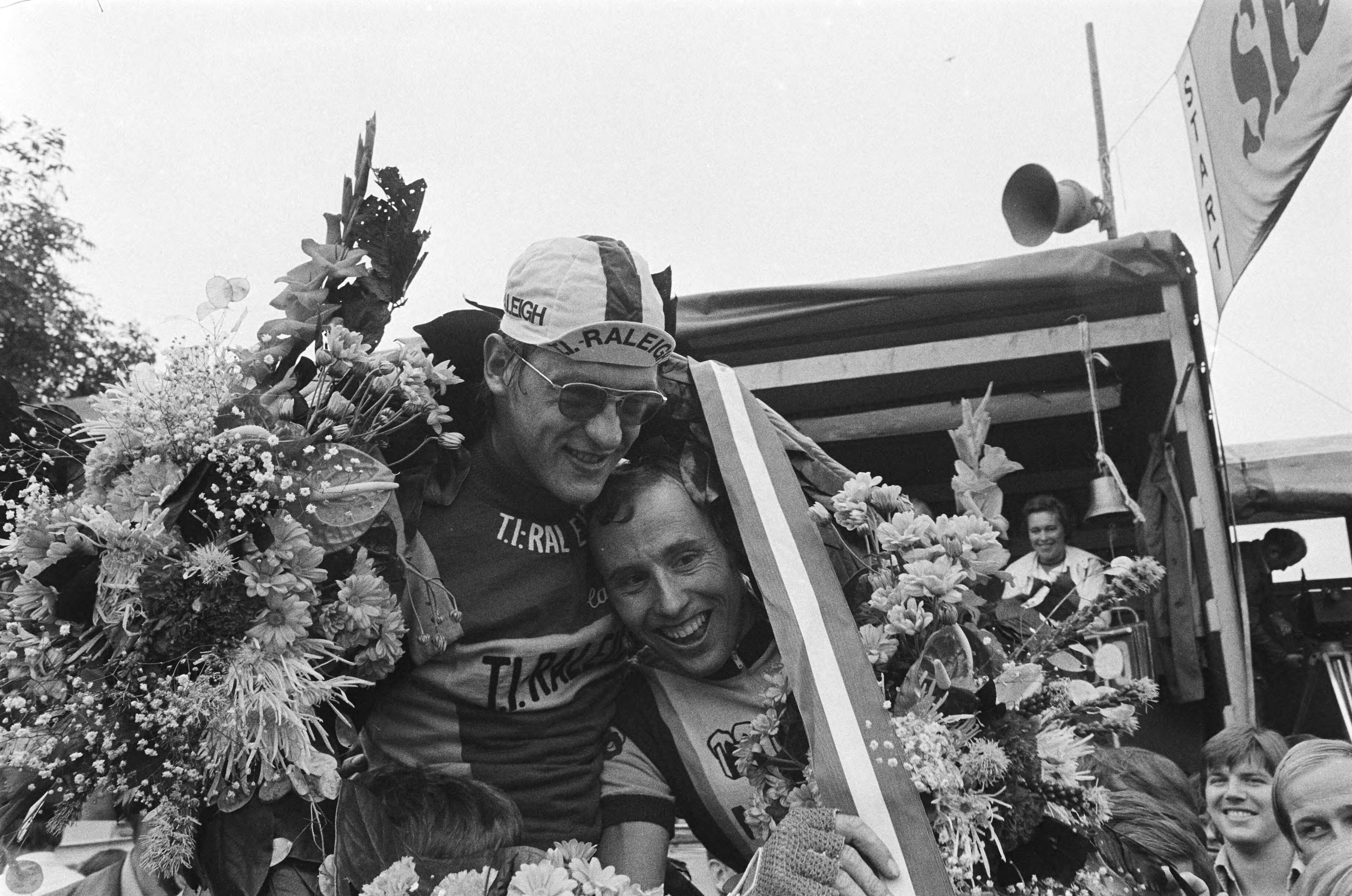 Fotocollectie Anefo — Ronde van Kortenhoef; Knetemann (l) en Zoetemelk tijdens de huldiging — Foto: Verhoeff, Bert / Anefo. Licentie: Set B: Rechtenvrij / Publiek Domein. Bron: Nationaal Archief. http://hdl.handle.net/10648/aca09d08-d0b4-102d-bcf8-003048976d84