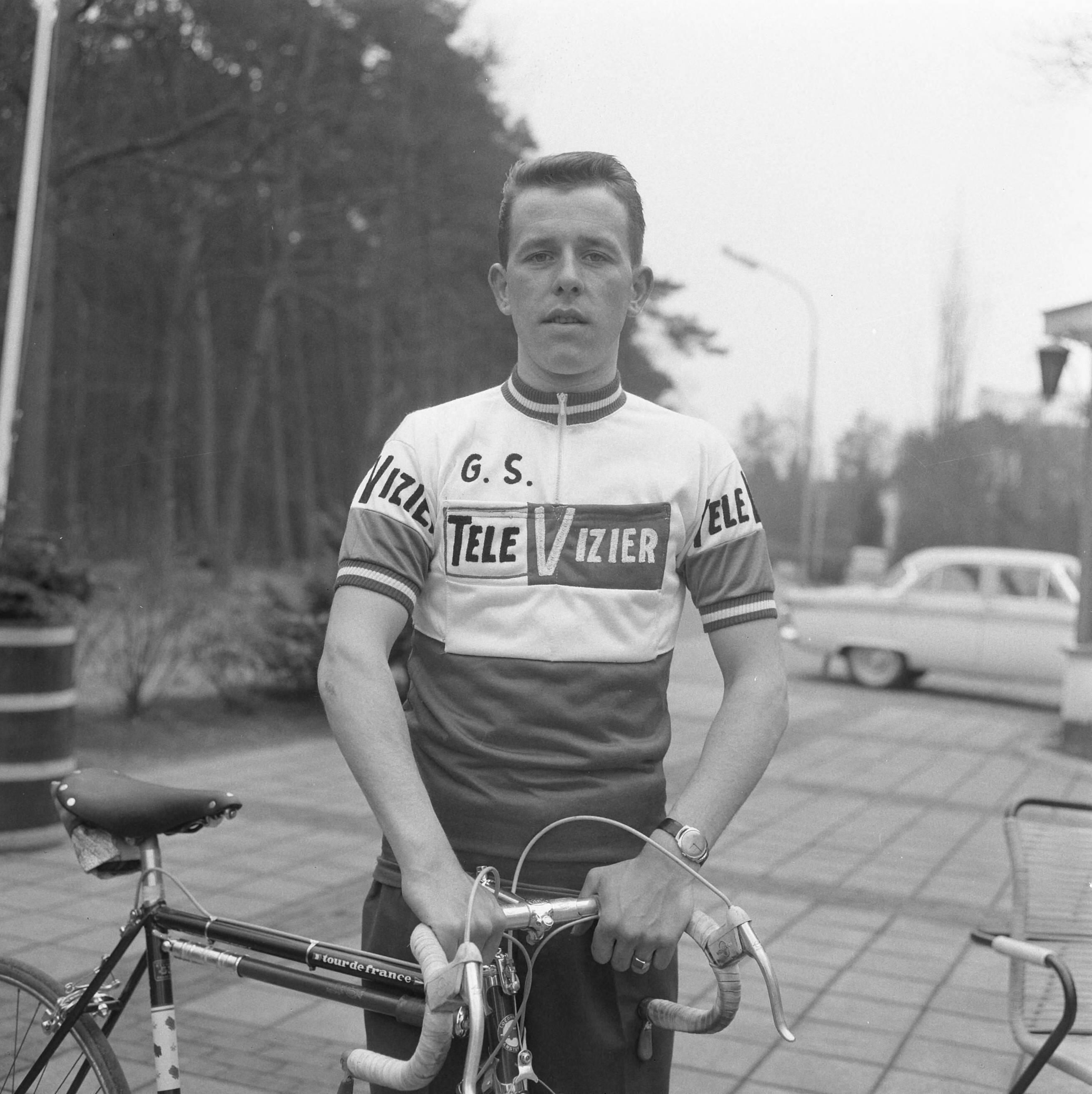 Fotocollectie Anefo — Nederlandse wielerploeg voor de Tour de France 1964 gepresenteerd, Leen van Dongen met fiets — Foto: Pot, Harry / Anefo. Licentie: Set B: Rechtenvrij / Publiek Domein. Bron: Nationaal Archief. http://hdl.handle.net/10648/aa60f0f6-d0b4-102d-bcf8-003048976d84